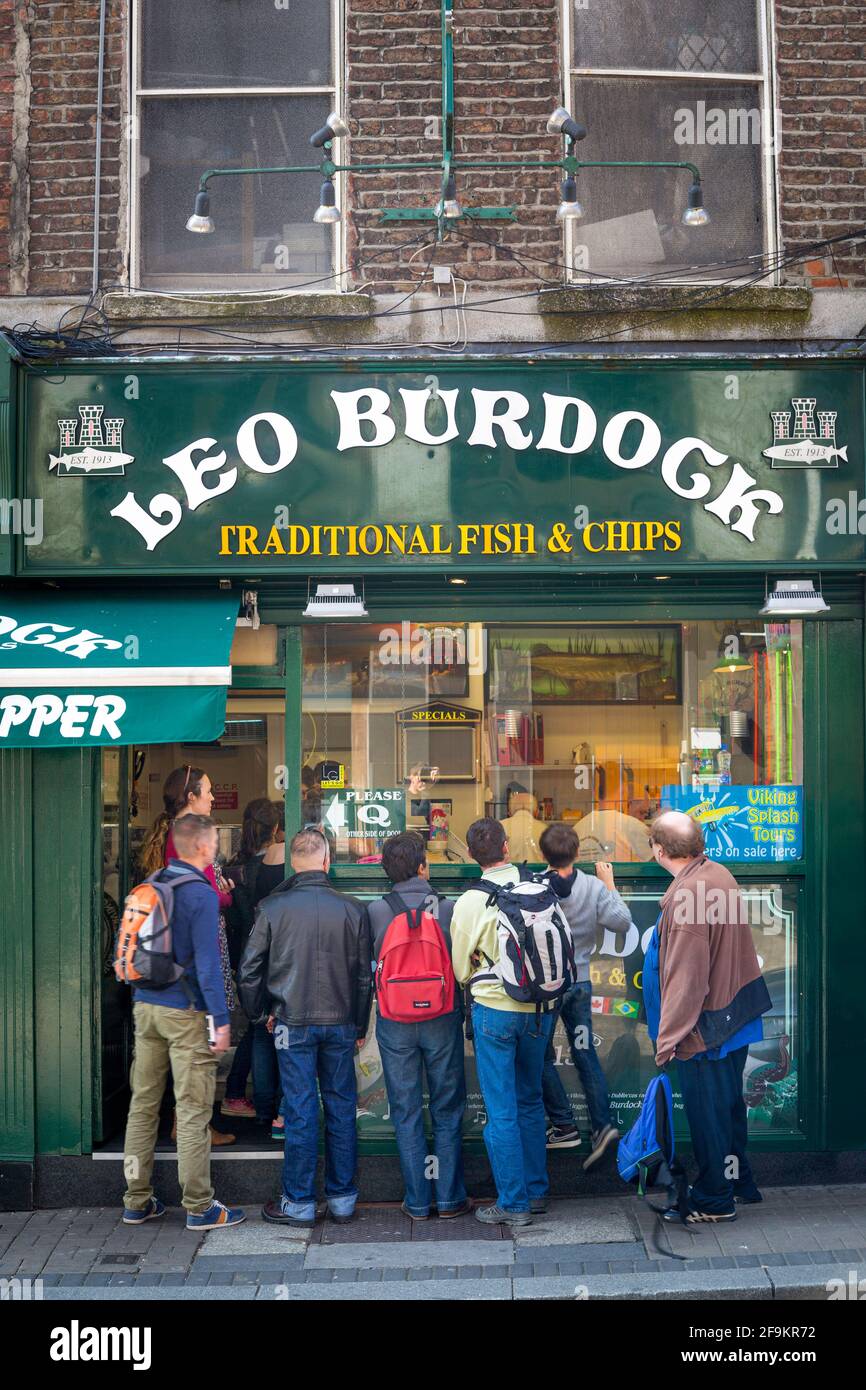 Vor dem Fish and Chips Shop von Leo Burdock, Dublins ältestem Hacker, stehen Sie mittags Schlange Stockfoto