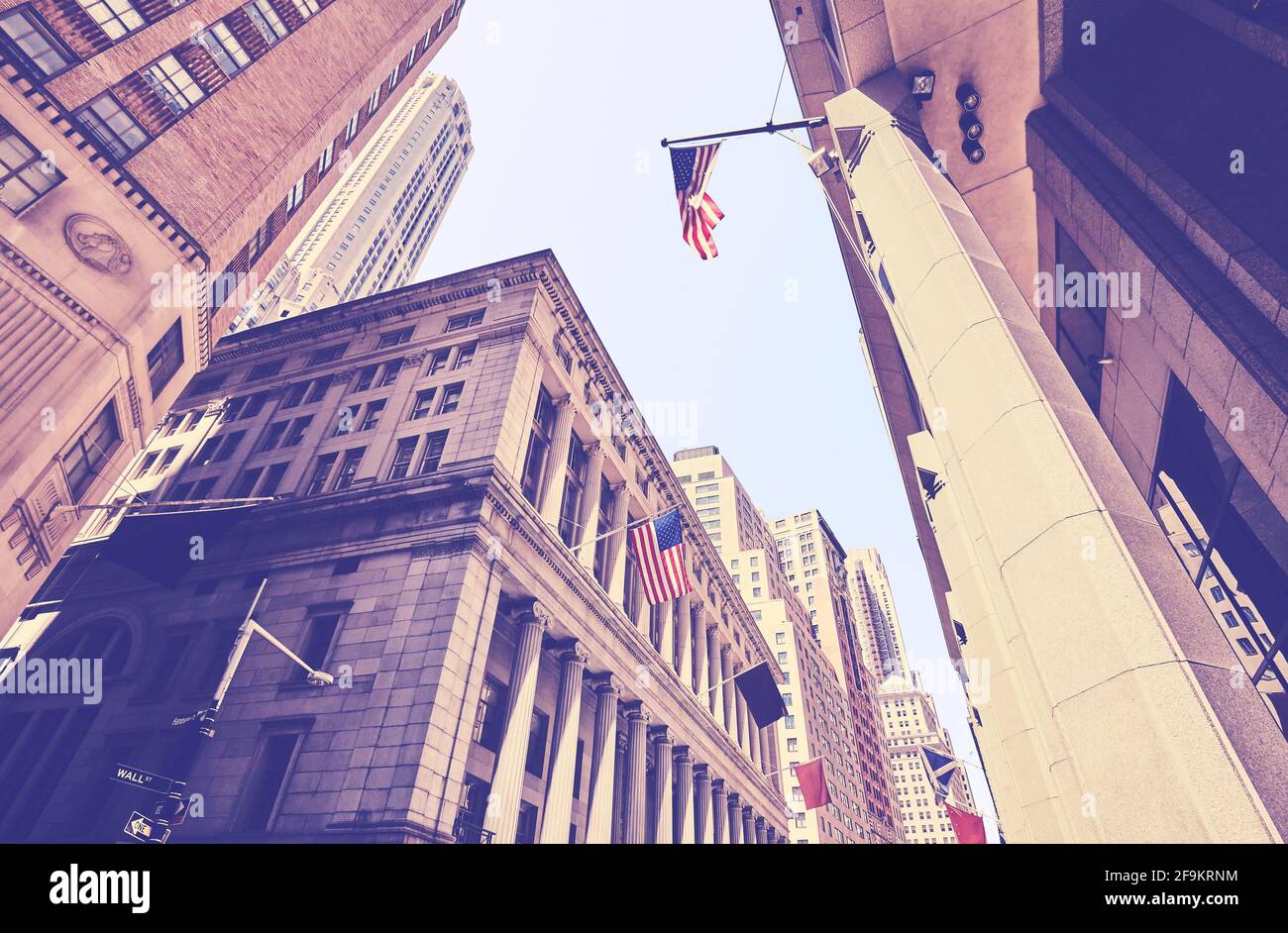 Blick auf Manhattan-Gebäude an der Wall Street, Farbtonung angewendet, New York City, USA. Stockfoto