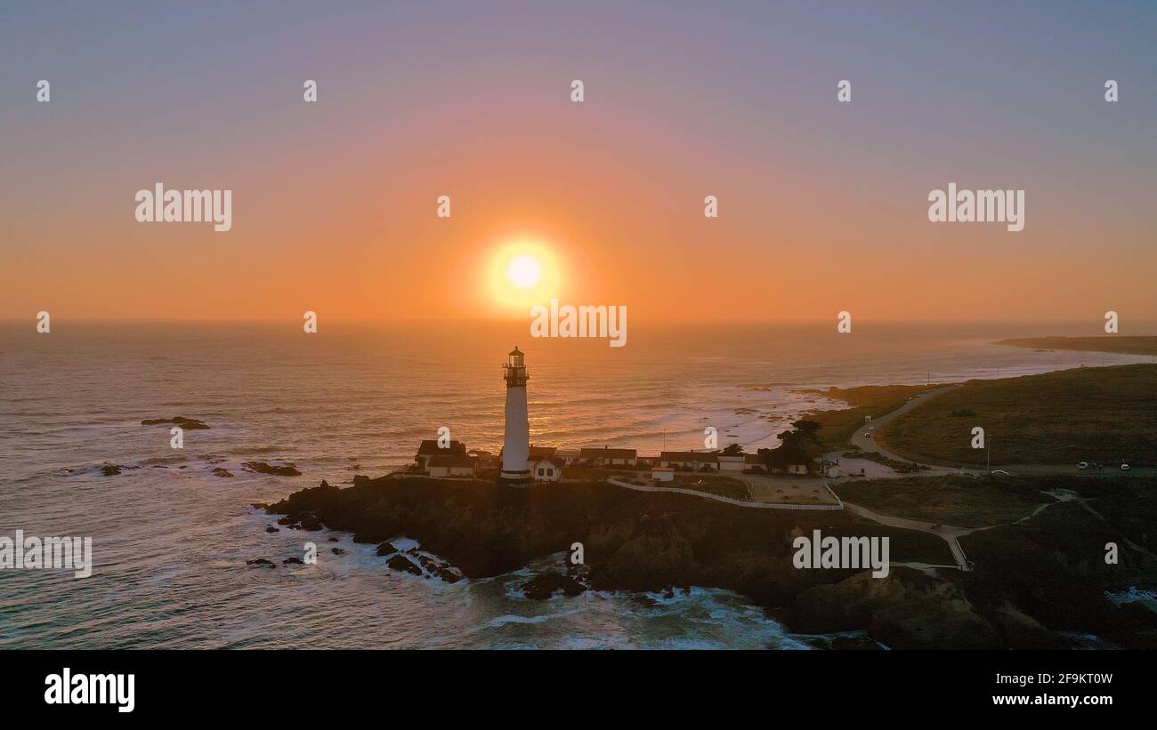 Luftaufnahme des Pigeon Point Lighthouse bei Sonnenuntergang, Pescadero, CA. Luftfotografie Leuchtturm Pescadero Stockfoto