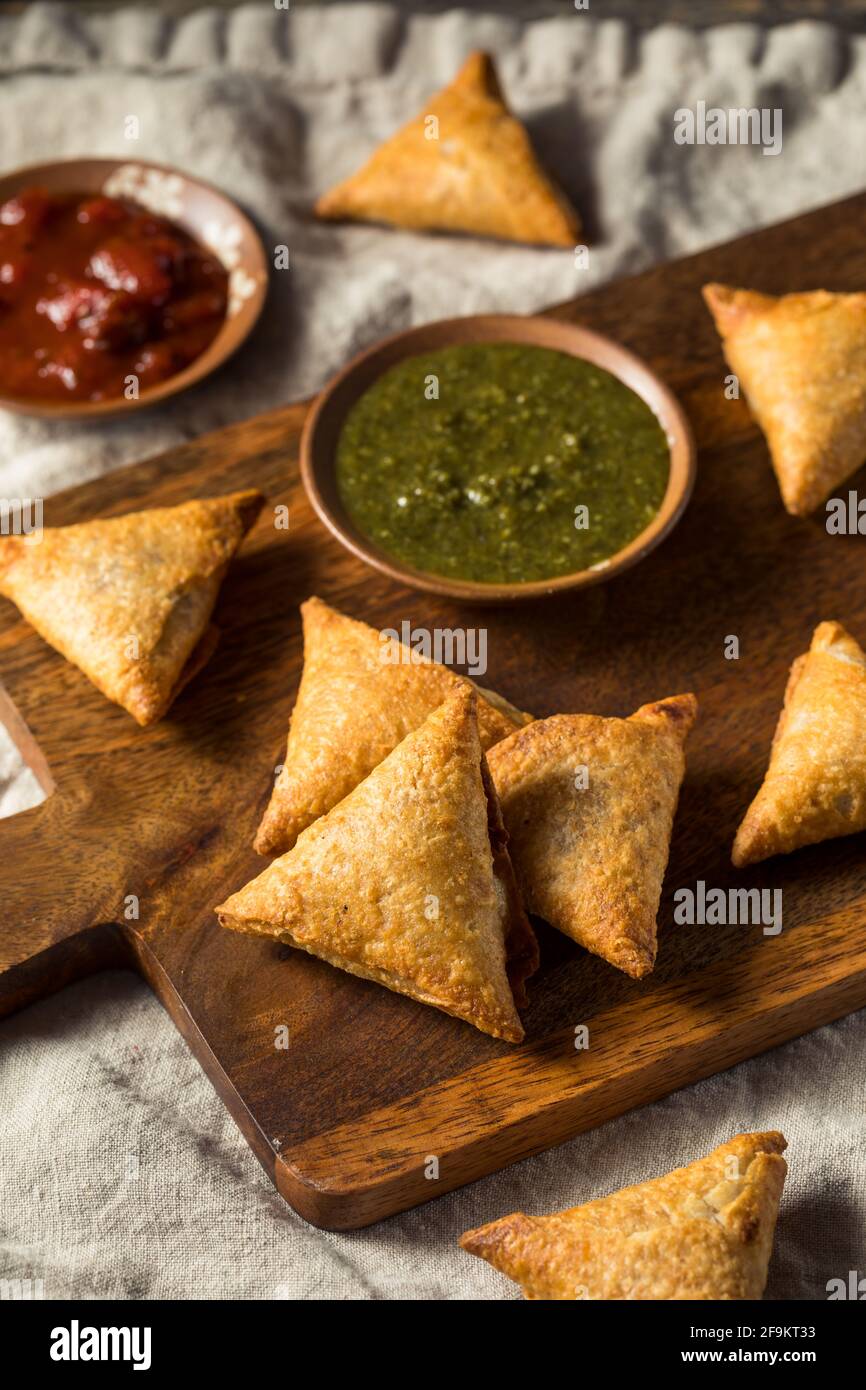 Hausgemachte indische Kartoffel und Linsen-Samosas mit Dipping Chutney Stockfoto