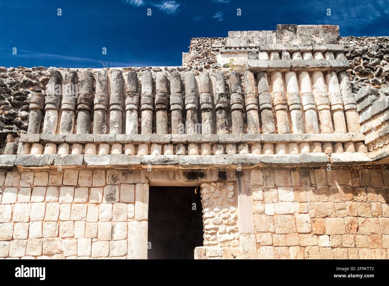 Dekoration des viereckigen Gebäudekomplexes der Nonne Cuadrangulo de las Monjas an den Ruinen der antiken Maya-Stadt Uxmal, Mexiko Stockfoto