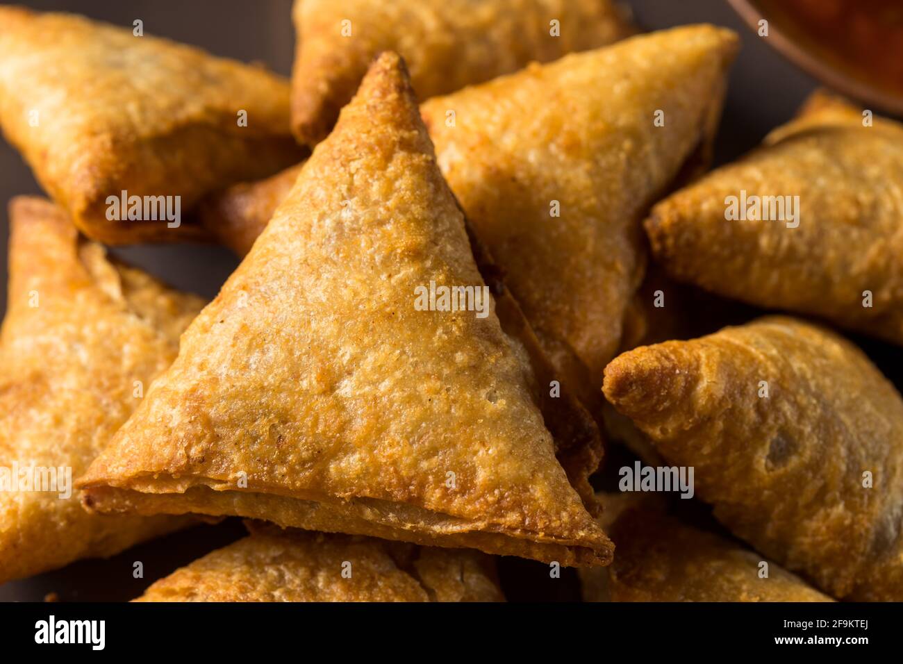 Hausgemachte indische Kartoffel und Linsen-Samosas mit Dipping Chutney Stockfoto