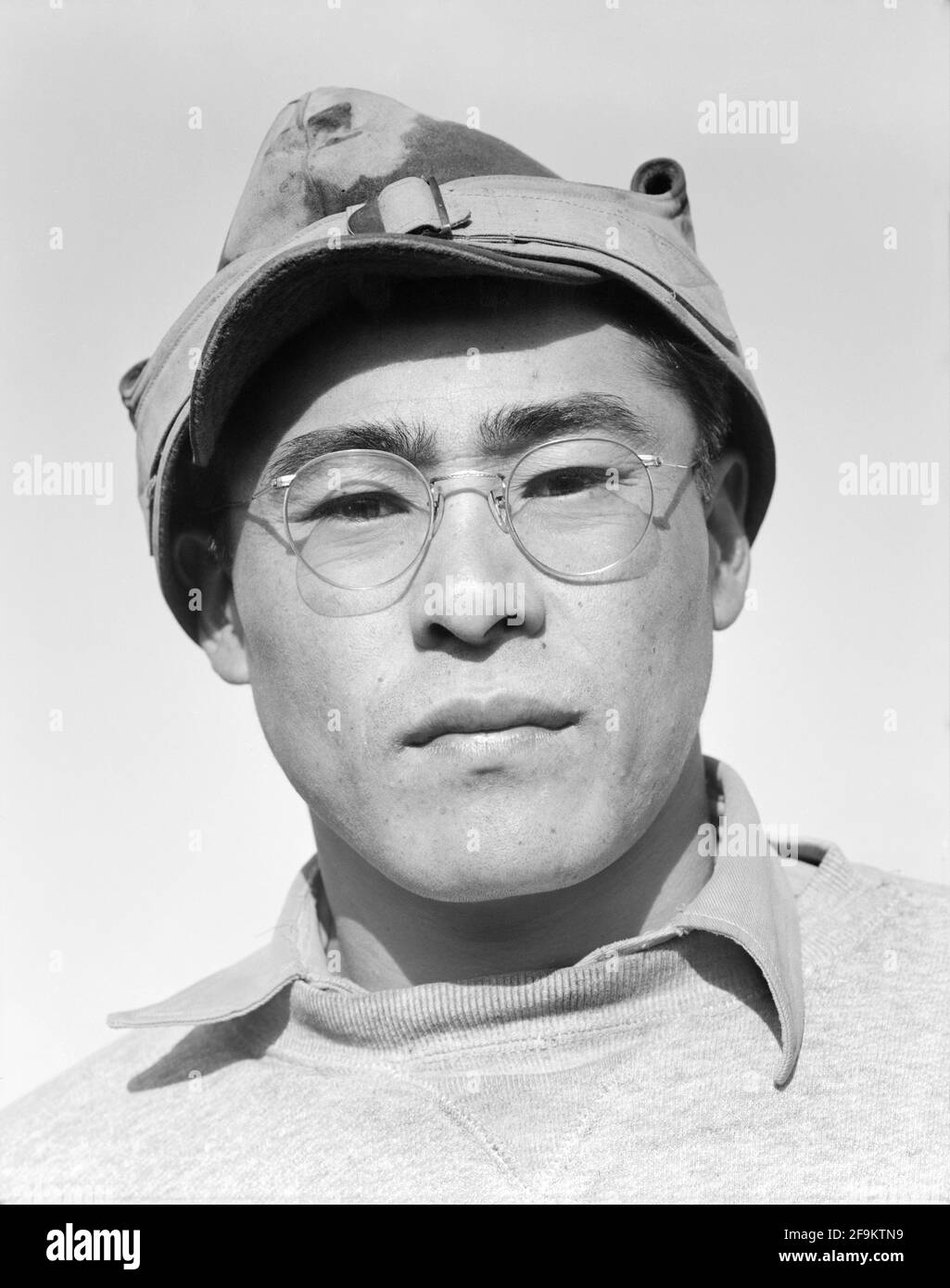 Ryobe Nojima, Landwirt, Kopf- und Schulterporträt, Manzanar Relocation Center, Kalifornien, USA, Ansel Adams, Manzanar War Relocation Center Collection, 1943 Stockfoto