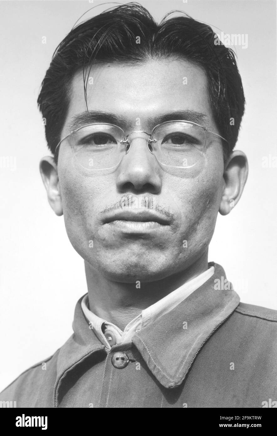 Frank Hirosawa, Kautschukchemiker, Manzanar Relocation Center, Kalifornien, USA, Ansel Adams, Manzanar War Relocation Center Collection, 1943 Stockfoto