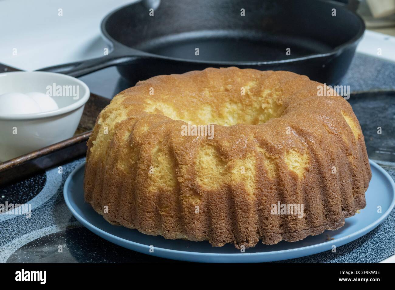 Hausgemachter Buttermilk Pound Kuchen frisch aus dem Ofen und fertig Für eine süße Glasur Stockfoto