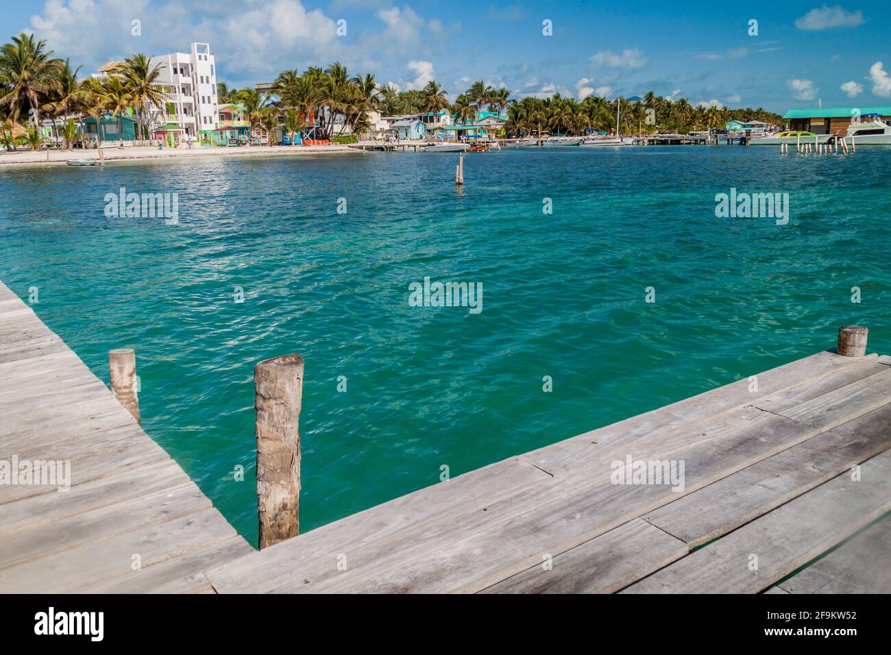 Blick auf Caye Caulker Dorf von einem hölzernen Pier, Belize Stockfoto