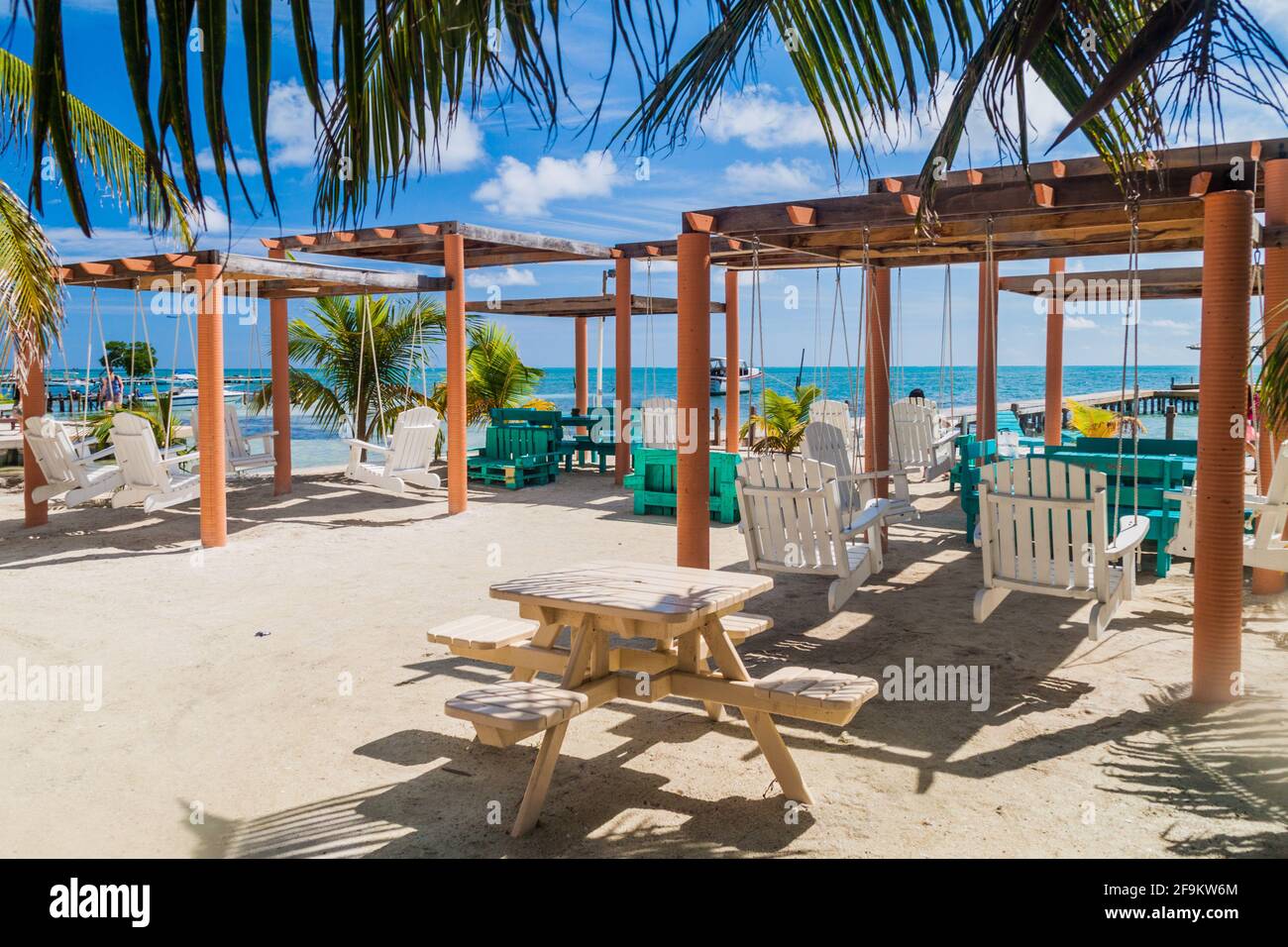 CAYE CAULKER, BELIZE - 2. MÄRZ 2016: Schaukelstühle an einem Strand im Dorf Caye Caulker, Belize Stockfoto