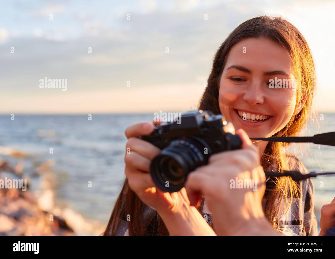 Verliebtes paar Küssen auf Natur Reisen Wandern in Hawaii Berge. Junge Wanderer Menschen glücklich zusammen. Interracial backpacking Liebhaber kiss Portrait o Stockfoto