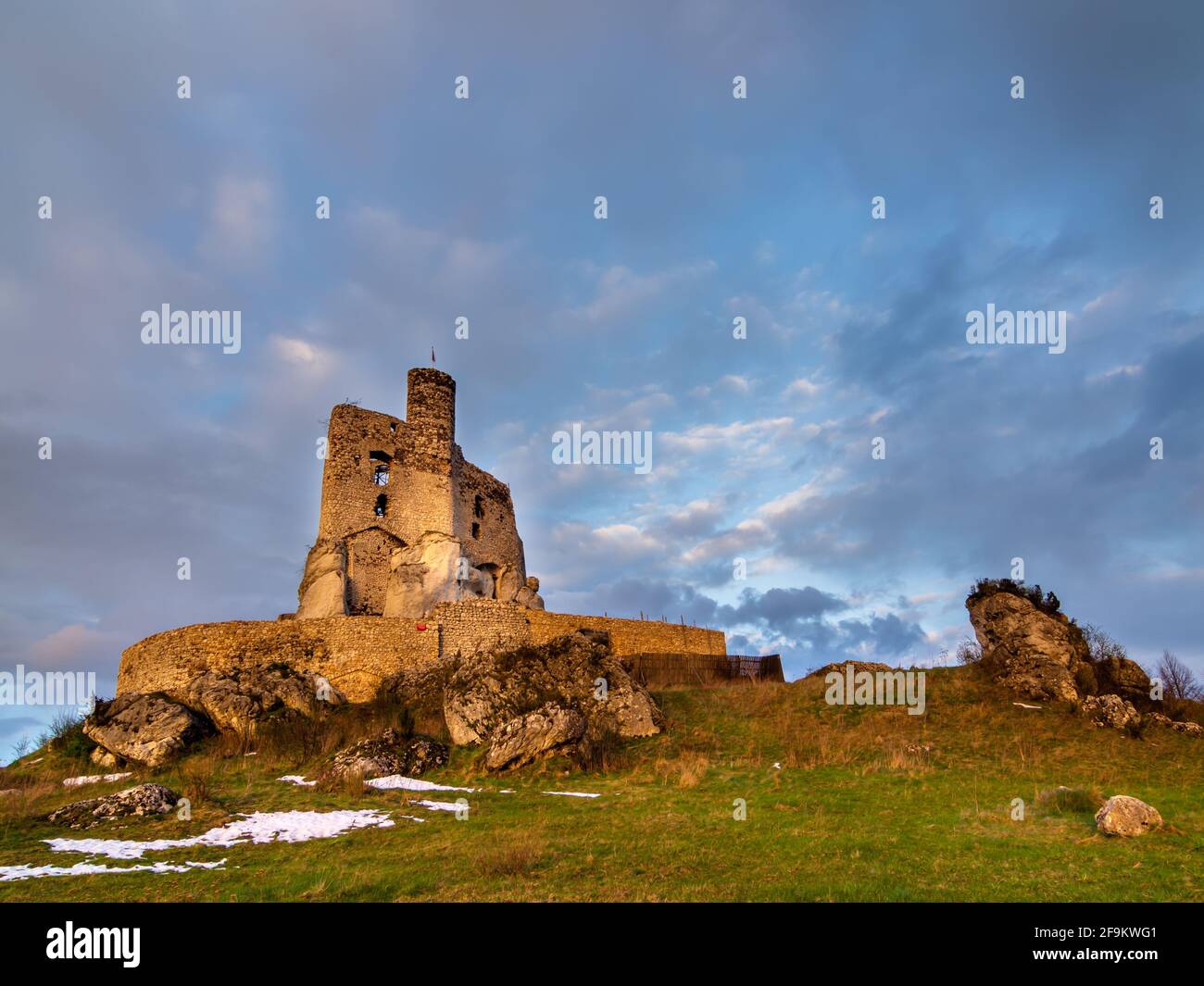 Ruinen des mittelalterlichen Schlosses in Mirów, Woiwodschaft Kleinpolen vor dem Hintergrund dynamischer Wolken Stockfoto