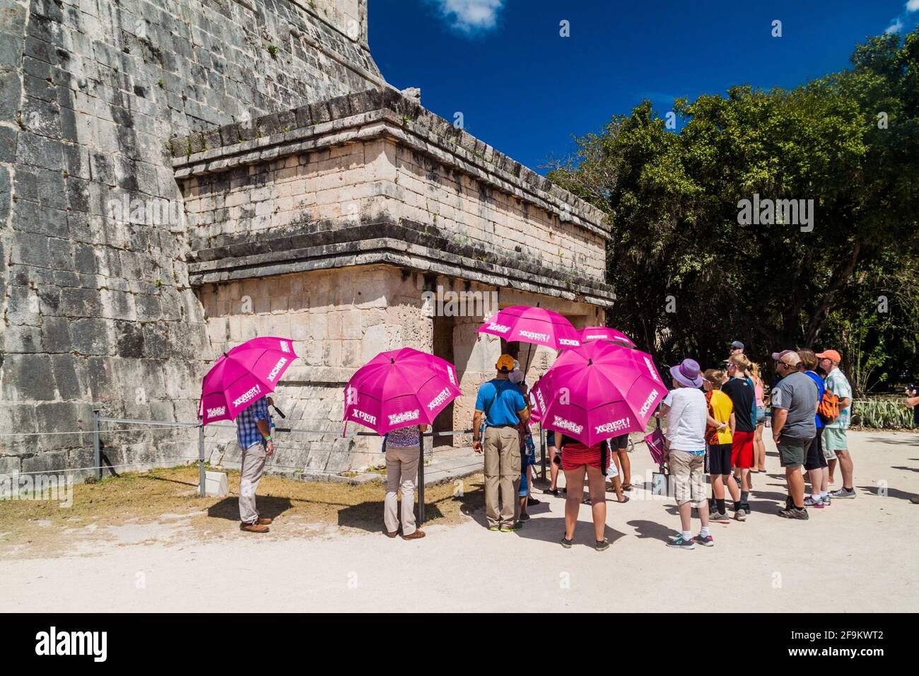 CHICHEN ITZA, MEXIKO - 26. FEB 2016: Touristenmassen besuchen den Jaguar Tempel an der archäologischen Stätte Chichen Itza. Stockfoto