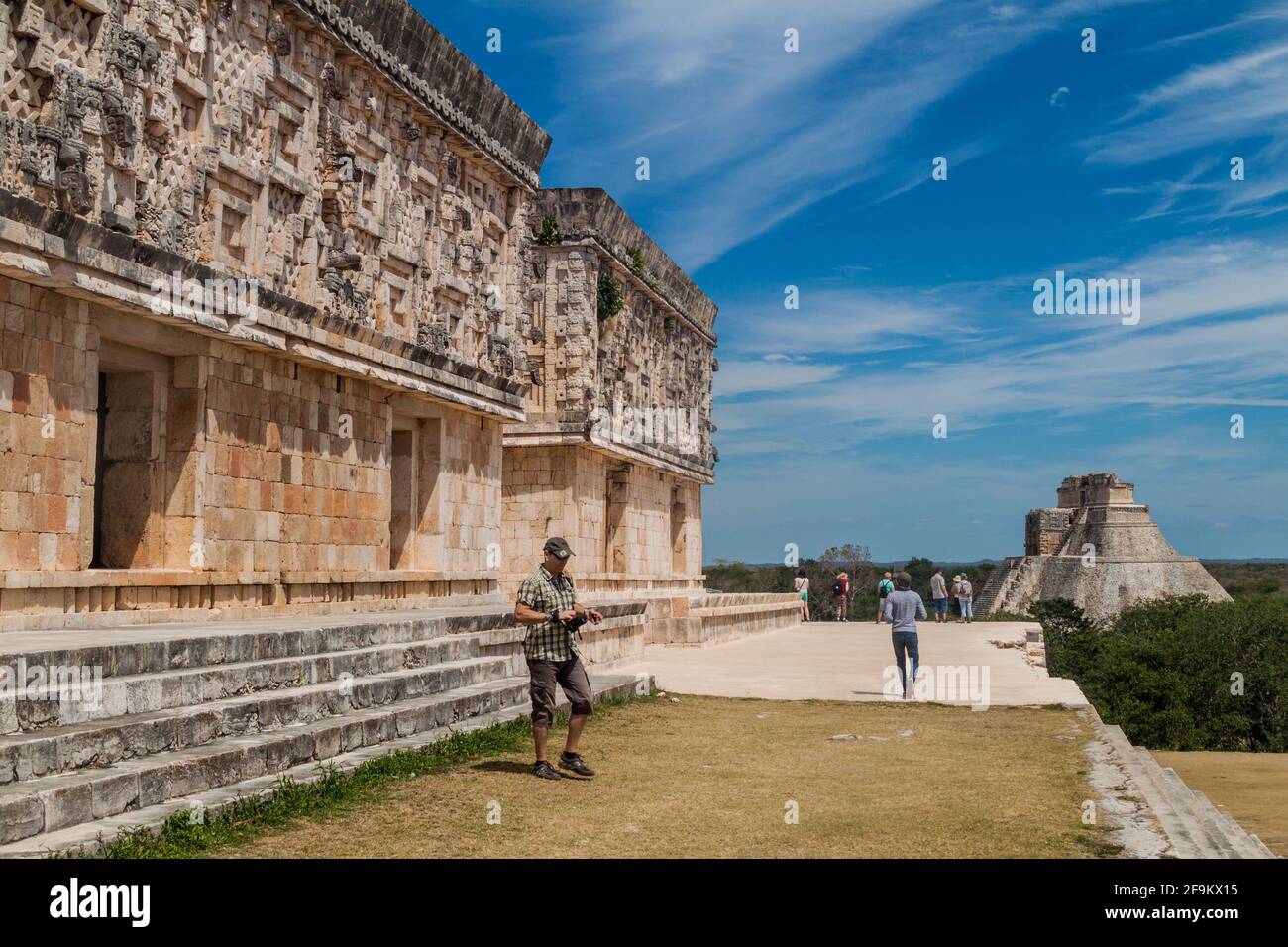 UXMAL, MEXIKO - 28. FEB 2016: Touristen besuchen die Ruinen des Palacio del Gobernador Gouverneurspalastes in den Ruinen der alten Maya-Stadt Stockfoto