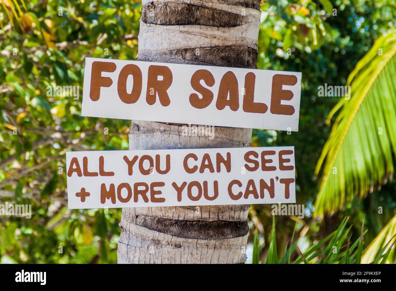 CAYE CAULKER, BELIZE - 2. MÄRZ 2016: Schild zum Verkauf auf Caye Caulker Island, Belize Stockfoto