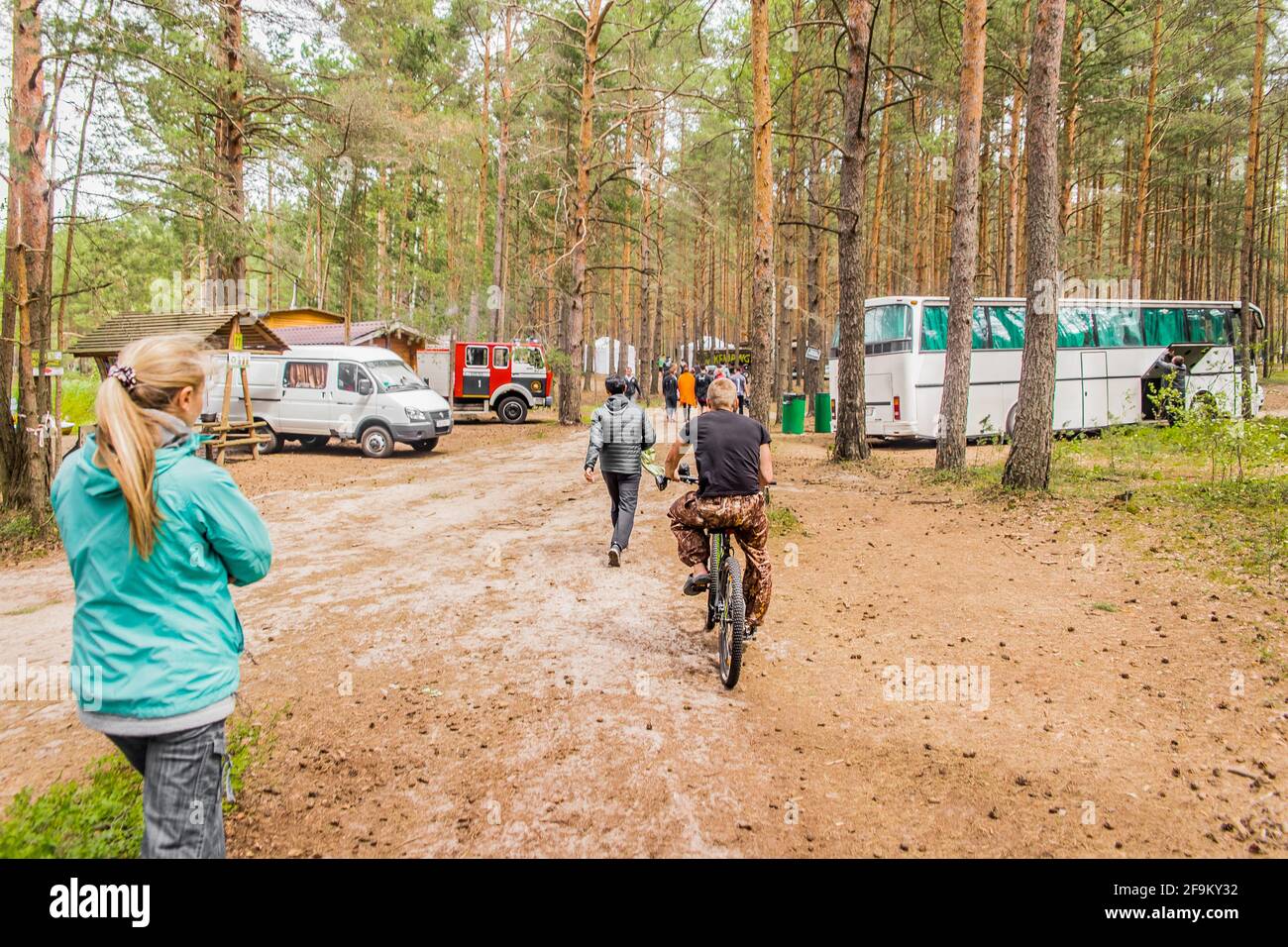 Weißrussland, Minsk Region - 29. Juni 2019: Camp im Wald mit Touristen im Freien, Reisen und Freizeit, Camping-Lifestyle. Stockfoto