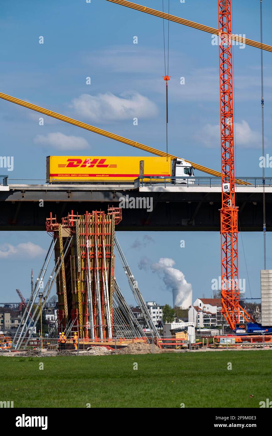 Neubau der Autobahnbrücke Neuenkamp auf der A40, über den Rhein bei Duisburg, Bau der Brückenpfeilern, die neue Brücke ist Stockfoto