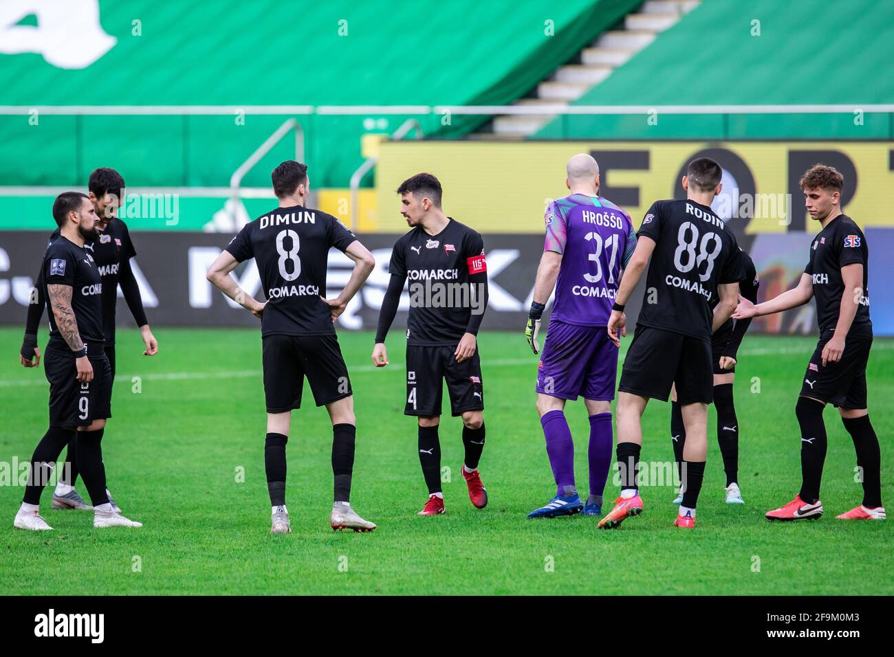 Warschau, Polen. April 2021. Milan Dimun, Sergiu Hanca, Lucas Chrosso, Matej Rodin von Cracovia und ihre Teamkollegen werden während des polnischen PKO Ekstraklasa League-Spiels zwischen Legia Warszawa und Cracovia im Marschall Jozef Pilsudski Legia Warsaw Municipal Stadium gesehen. (Endergebnis; Legia Warszawa 0:0 Cracovia) (Foto: Mikolaj Barbanell/SOPA) Bilder/USA) SIPA USA/Alamy Live News Stockfoto