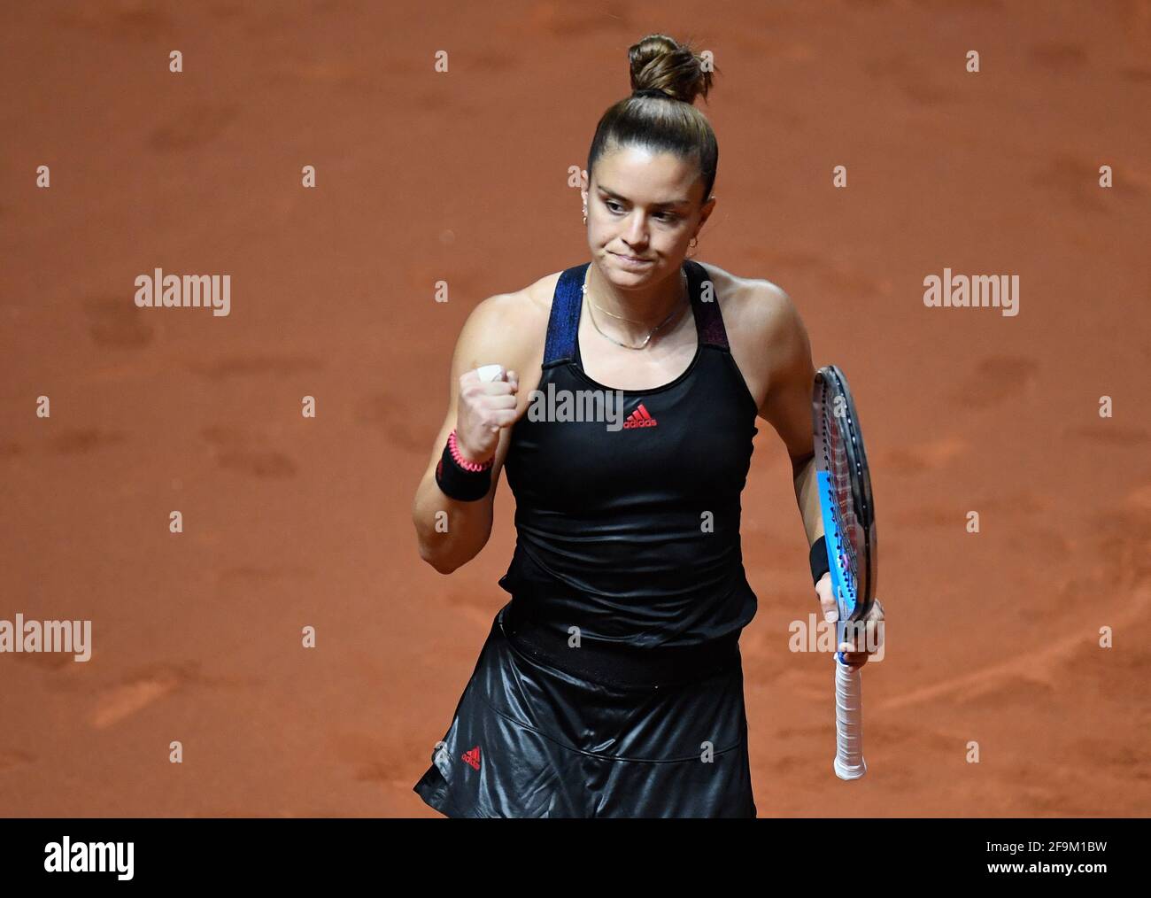 Stuttgart, Deutschland. April 2021. Tennis: WTA Tour - Stuttgart, Singles, Damen, 1. Runde: Sakkari (Griechenland) - Petkovic (Deutschland, Darmstadt). Maria Sakkari reagiert nach ihrem Sieg. Quelle: Thomas Kienzle/AFP-Pool/dpa/Alamy Live News Stockfoto