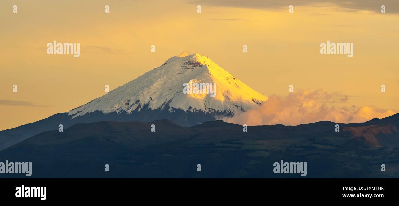 Vulkanische Aktivität des Vulkans Cotopaxi bei Sonnenuntergang mit Fumarole, Quito, Cotopaxi Nationalpark, Ecuador. Stockfoto