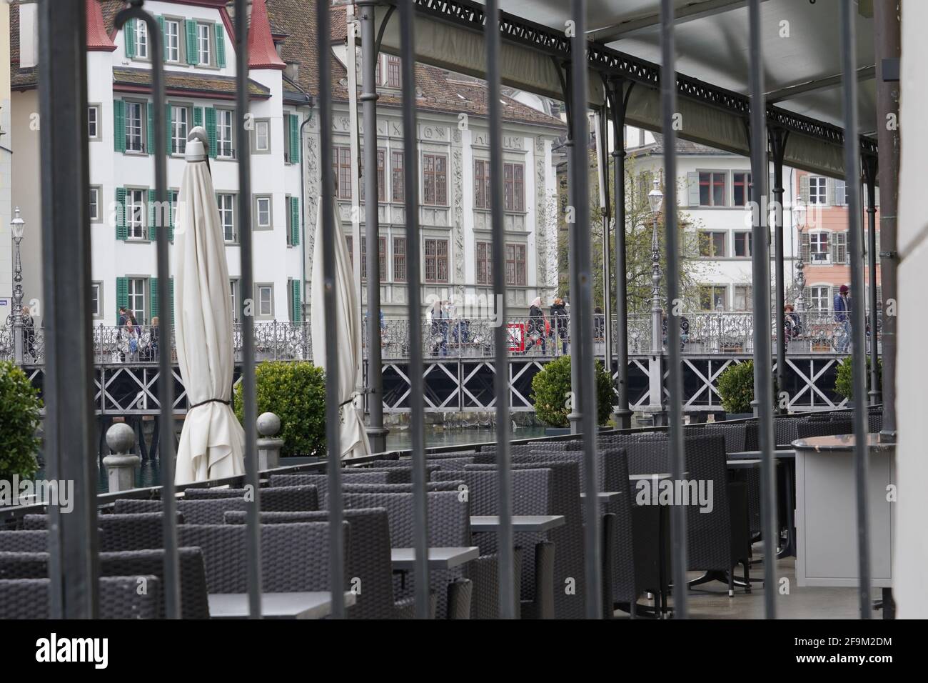 Geschlossenes Restaurant in der Stadt Luzern, Schweiz aufgrund von Coronavirus- und Civid-19-Maßnahmen. Die Leute gehen vorbei oder kaufen sich Essen zum Mitnehmen, um es woanders zu essen. Stockfoto