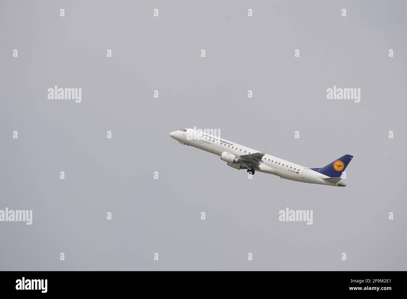 Flugzeug der Lufthansa-Gesellschaft, die vom Flughafen Zürich abfliegt, fährt nach oben. Auf dem Hintergrund ist der Himmel bedeckt. Stockfoto