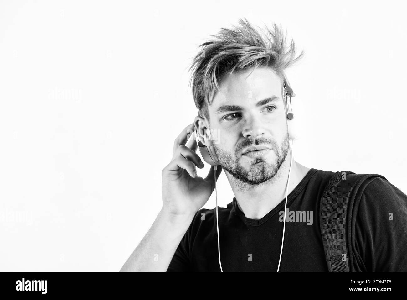 Genießen Sie Musik überall. Jugendmusik Geschmack. Musikanwendung herunterladen. Student hübscher Kerl, der Musik hört. Rhythmisches Melodiekonzept. Mann Stockfoto