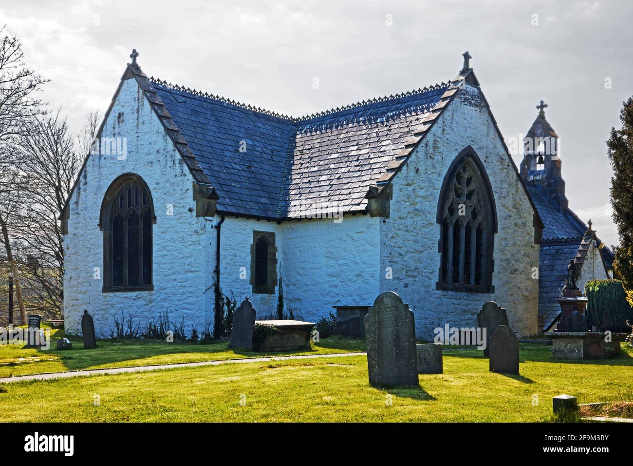 Die St. Digain’s Church in Llangernyw, Nordwales, hat ein Kirchenschiff, das als spätmittelalterlich oder Tudor gedacht ist, aber ein Großteil davon wurde im 19. Jahrhundert wieder aufgebaut. Stockfoto