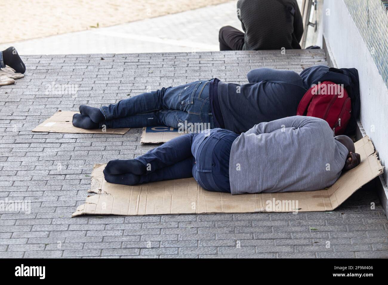 Las Palmas, Gran Canaria, Kanarische Inseln, Spanien. April 2021. Junge Migranten aus Afrika südlich der Sahara am Strand von Las Palmas auf Gran Canaria. Nach der gefährlichen Überfahrt von Afrika auf die Kanarischen Inseln haben viele die offiziellen Flüchtlingsunterkünfte aufgegeben und ziehen es vor, an den Stränden hart zu schlafen. Viele haben das Gefühl, dass sie abgeschoben werden, wenn sie in den Zentren bleiben. Im Jahr 2021 haben 34 Menschen bei der Überfahrt von Afrika auf die Kanarischen Inseln ihr Leben verloren. Quelle: Alan Dawson/Alamy Live News. Stockfoto