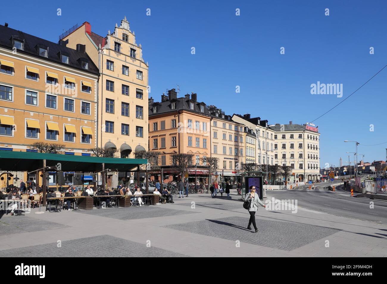 Stockholm, Schweden - 19. April 2021: Blick auf den Kornhamnstorg-Platz in der Altstadt. Stockfoto