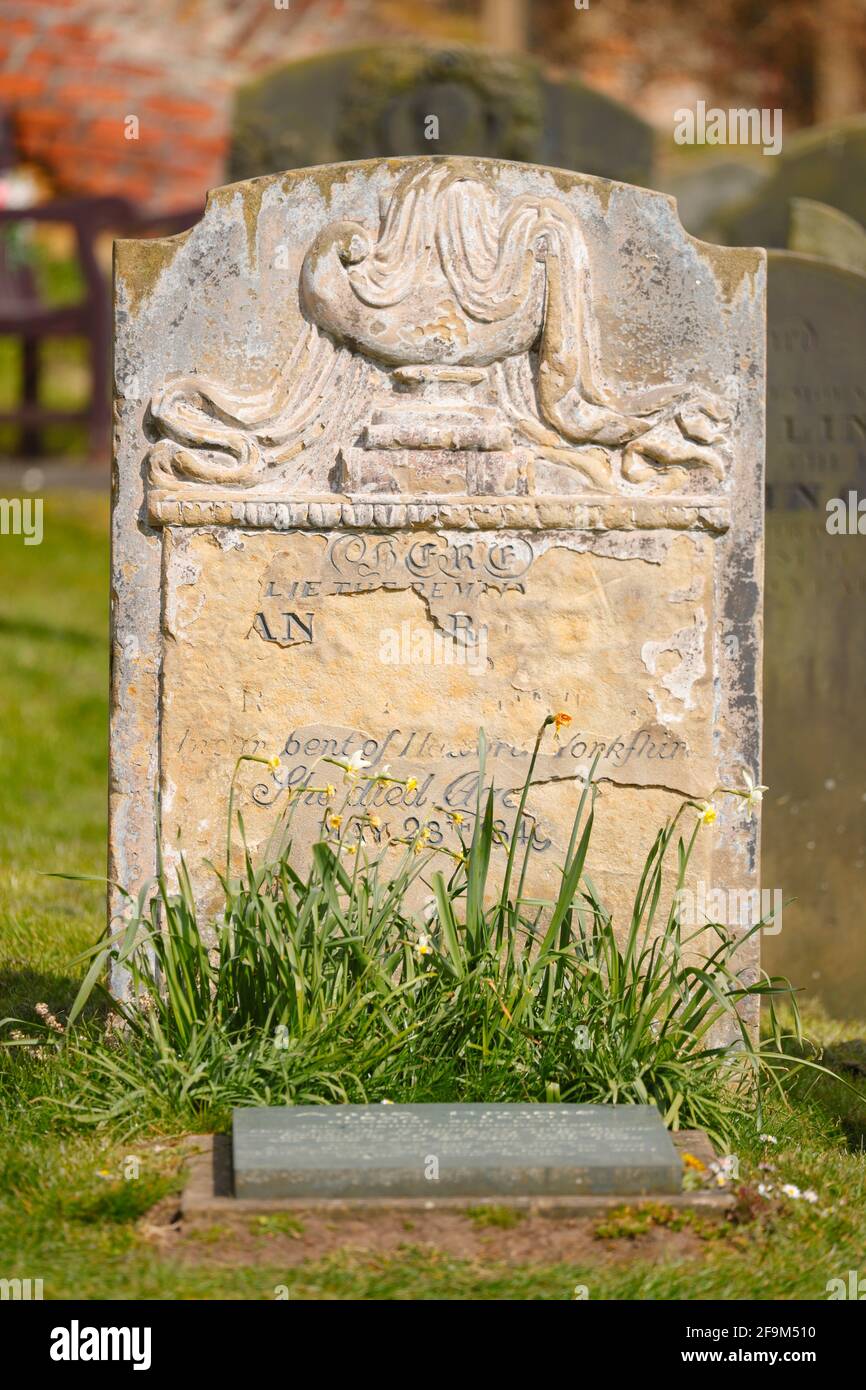 Grabstein der Schriftstellerin und Dichterin Anne Bronte aus Haworth in West Yorkshire.das Grab befindet sich in St. Mary's Church in Scarborough, North Yorkshire Stockfoto