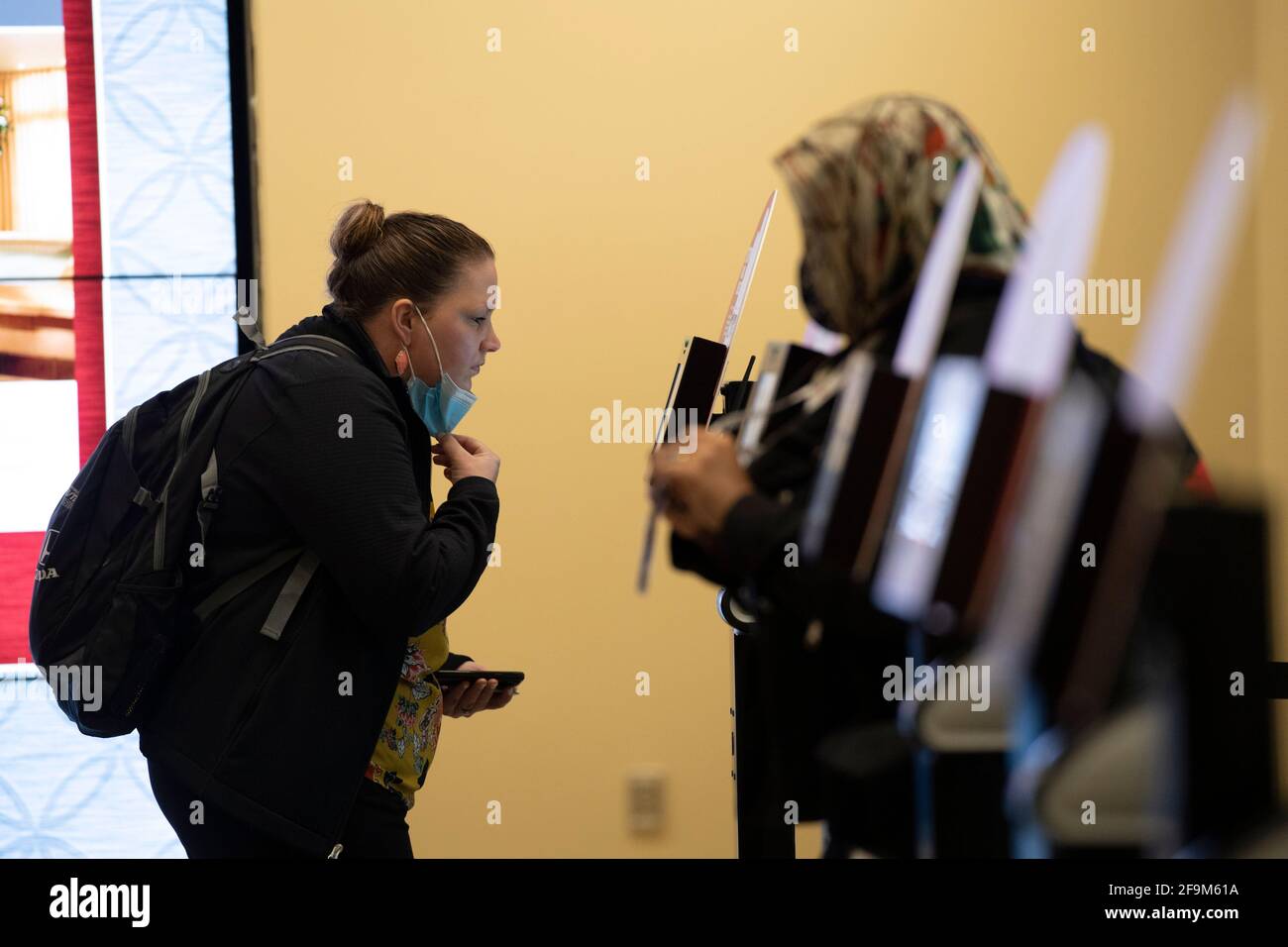 San Antonio, Texas 15. April 2021: Die Teilnehmer der Konferenz halten für eine berührungslose Temperaturkontrolle am Eingang des San Antonio Convention Center inne. Das Zentrum war im April nur Gastgeber seiner zweiten großen Funktion seit fast einem Jahr, nachdem Verbände und Unternehmen aufgrund der Coronavirus-Pandemie die Reiseaufenthalten von 2020 Personen reduziert hatten. ©Bob Daemmrich Stockfoto