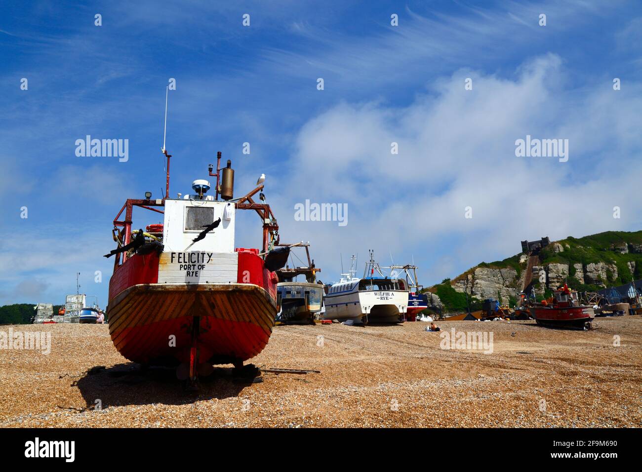 Fischerboot registriert in Port of Rye am Stade Kiesstrand, East Hill Cliff im Hintergrund, Hastings, East Sussex, England, Großbritannien Stockfoto