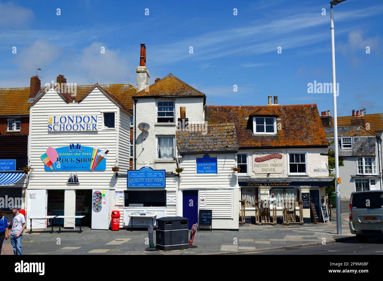 The London Schooner Rock Shop, Shores Seafood Bar und Royal Standard Pub an der A259 Sea Front in Old Town, Hastings, East Sussex, England Stockfoto