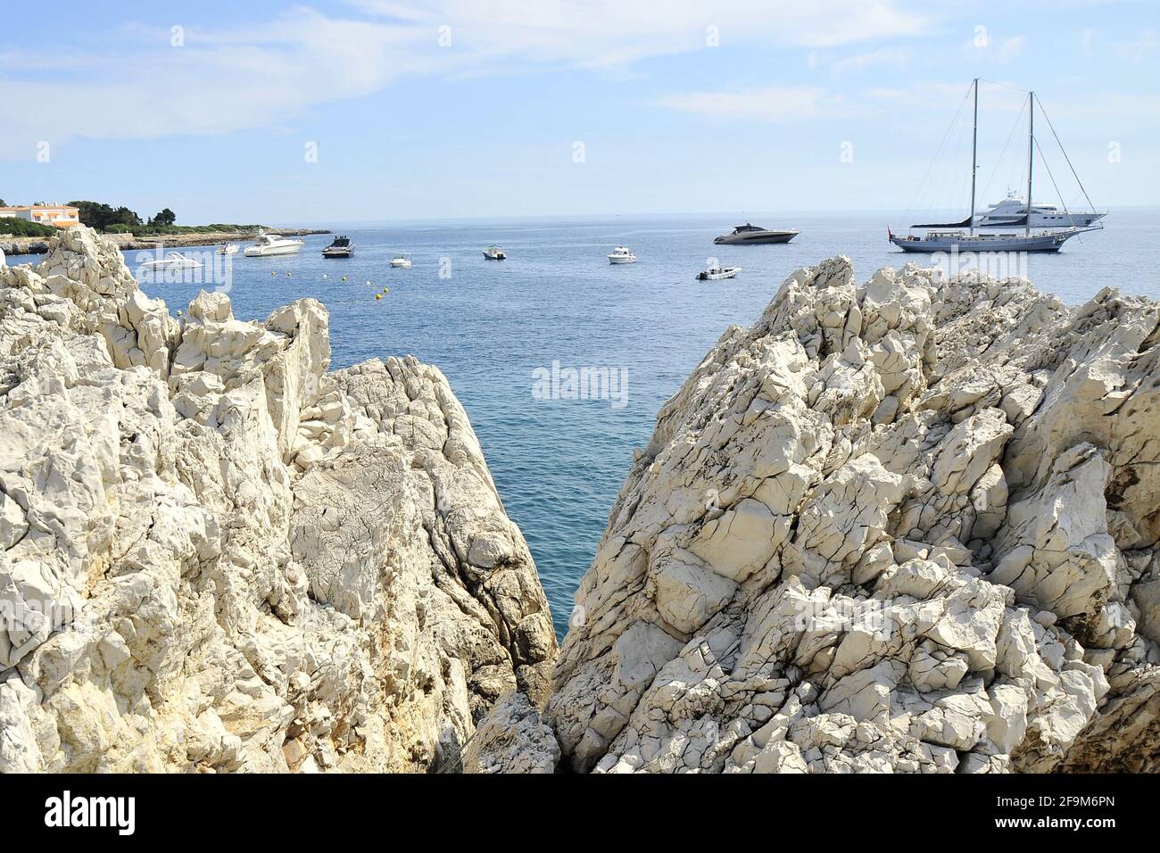 Mai 2011. Paparazzi, Fotografen auf den Felsen beim Hotel du Cap Eden Roc, Antibes, Frankreich Stockfoto