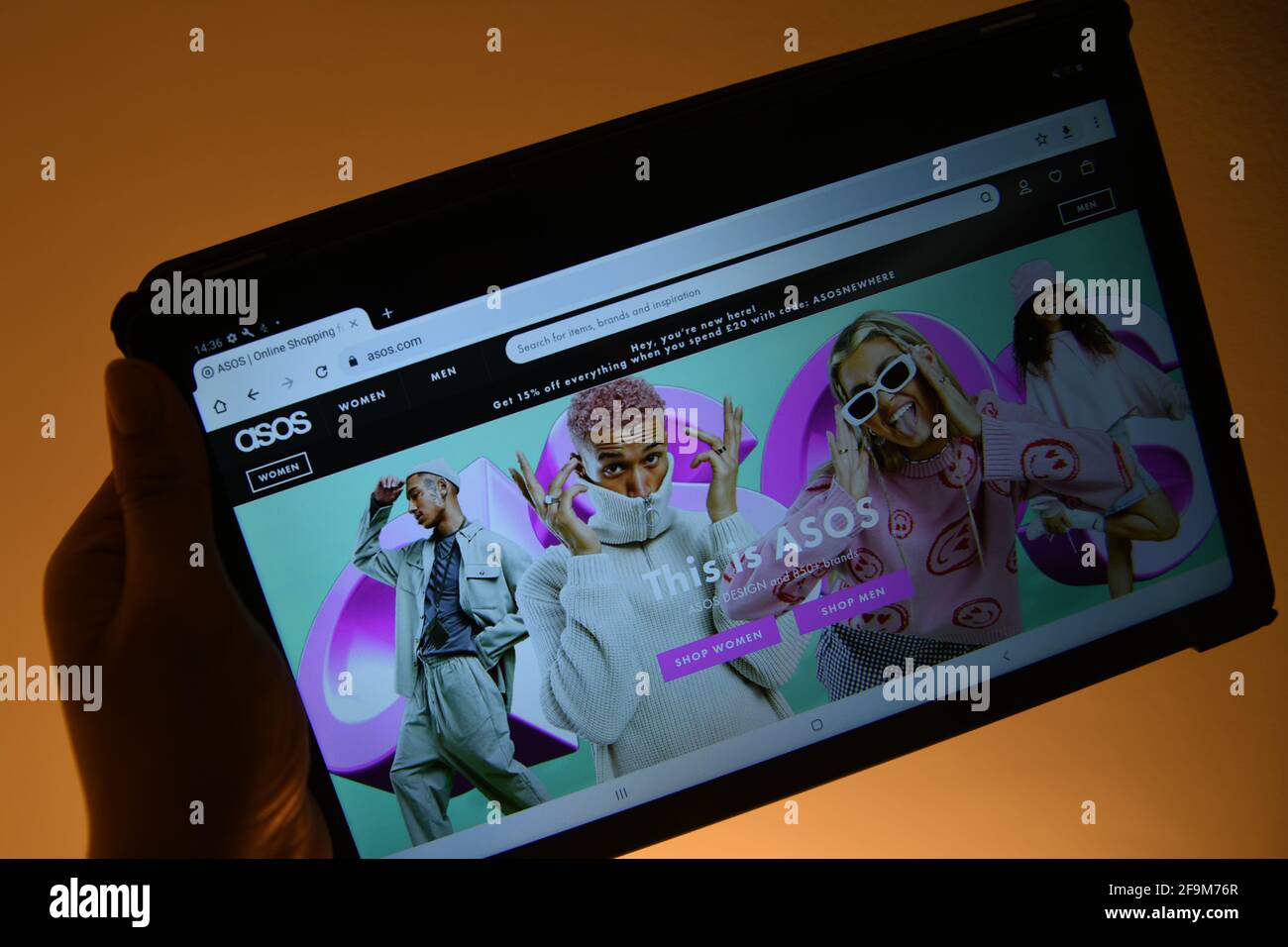 Die ASOS-Website auf einem Galaxy-Tablet gesehen Stockfoto