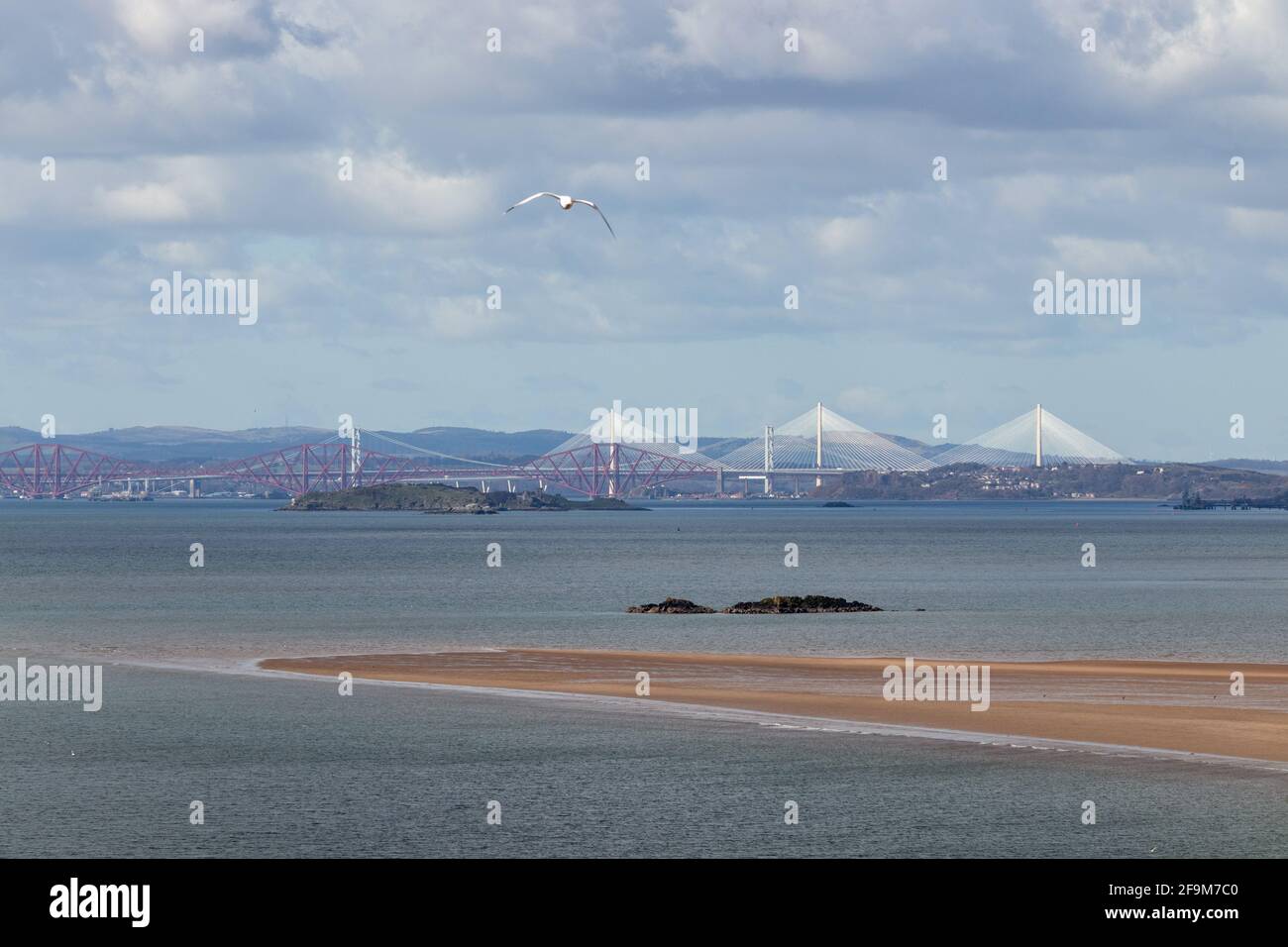 Blick über eine große freiliegende Sandbank auf die Forth Bridge, Kinghorn, Fife, Schottland. Stockfoto