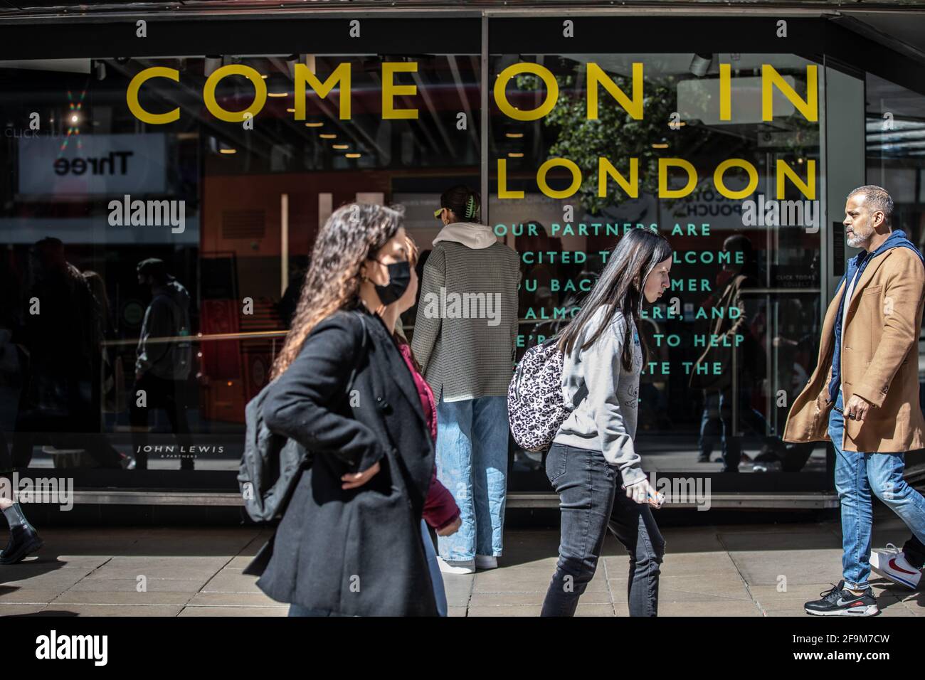 Geschäftiges Zentrum Londons am ersten Samstag des Wochenendes werden die Einschränkungen der Coronavirus-Sperre aufgehoben, London, England, Großbritannien Stockfoto