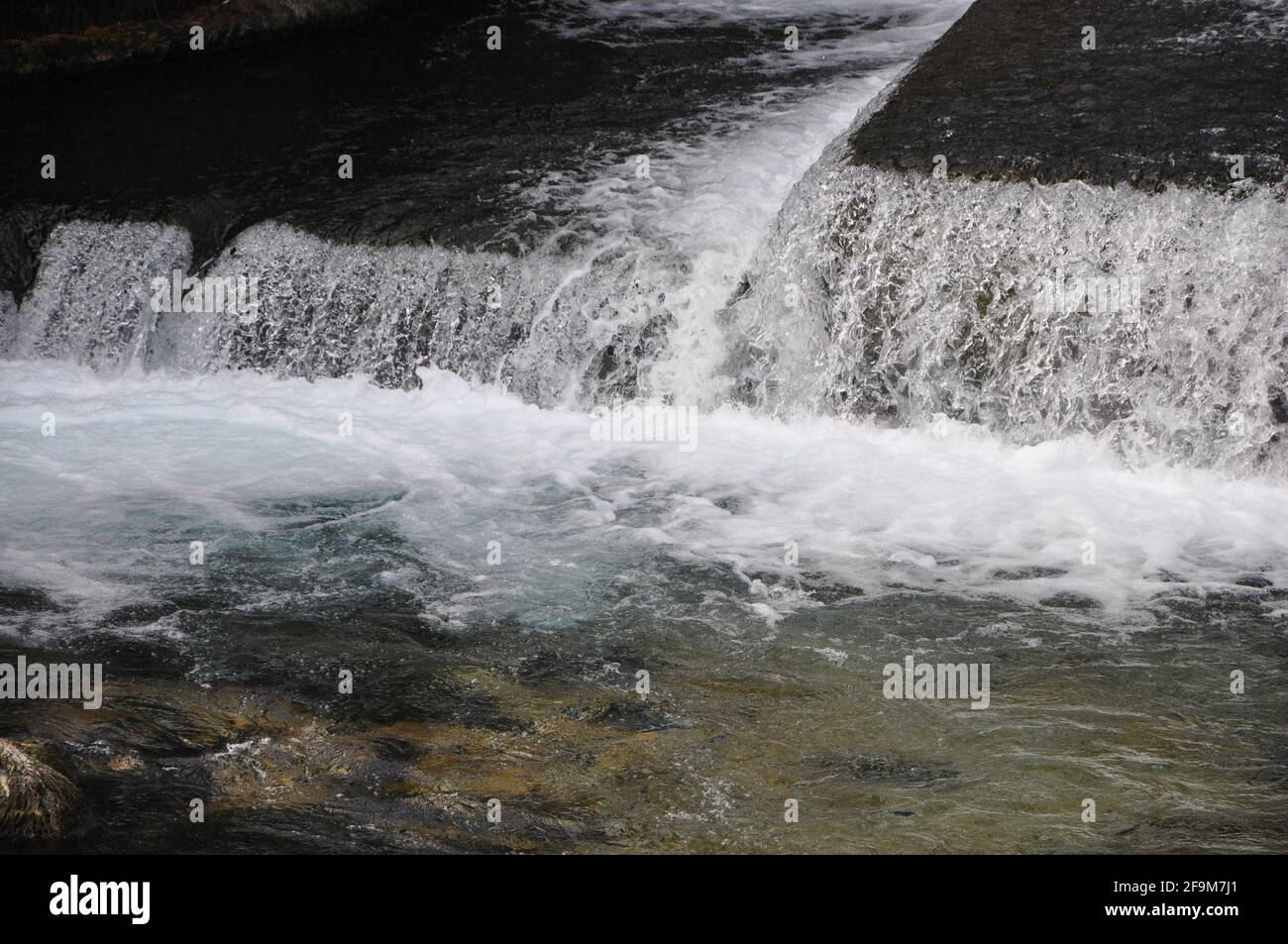 Fluss und Flussbett von Rječina, in der Nähe der Stadt Rijeka, in Kroatien. Wasserfall, kaltes klares Wasser in der Nähe der Quelle. Wird Aktualisiert Stockfoto