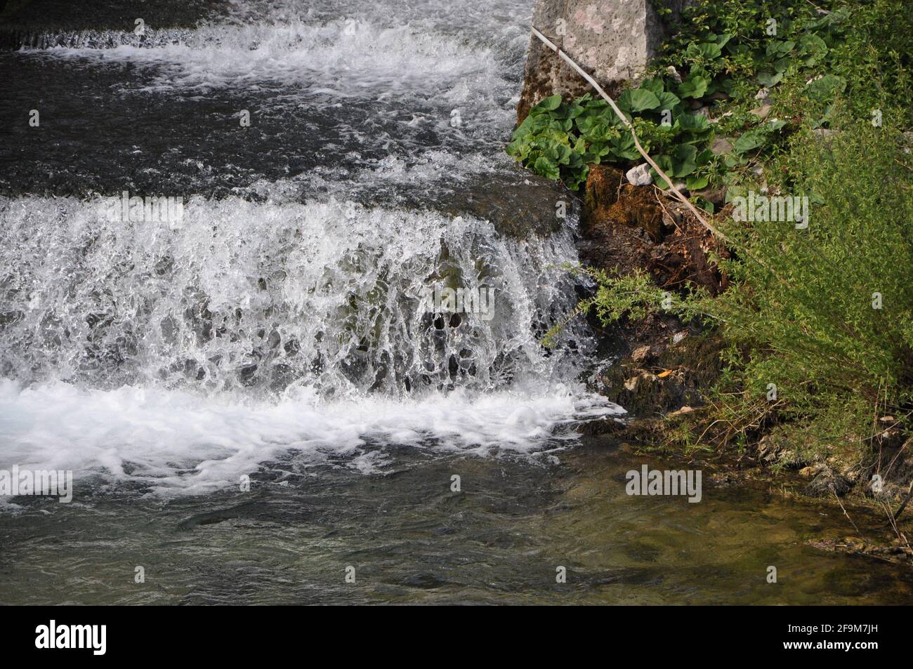 Fluss und Flussbett von Rječina, in der Nähe der Stadt Rijeka, in Kroatien. Wasserfall, kaltes klares Wasser in der Nähe der Quelle. Wird Aktualisiert Stockfoto