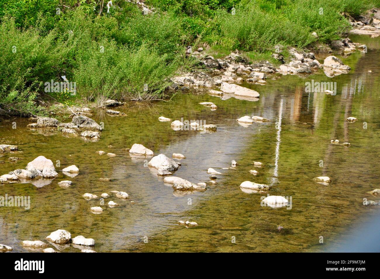 Fluss und Flussbett von Rječina, in der Nähe der Stadt Rijeka, in Kroatien. Kaltes klares Wasser in der Nähe der Quelle. Wird Aktualisiert. Stones by the River Stockfoto