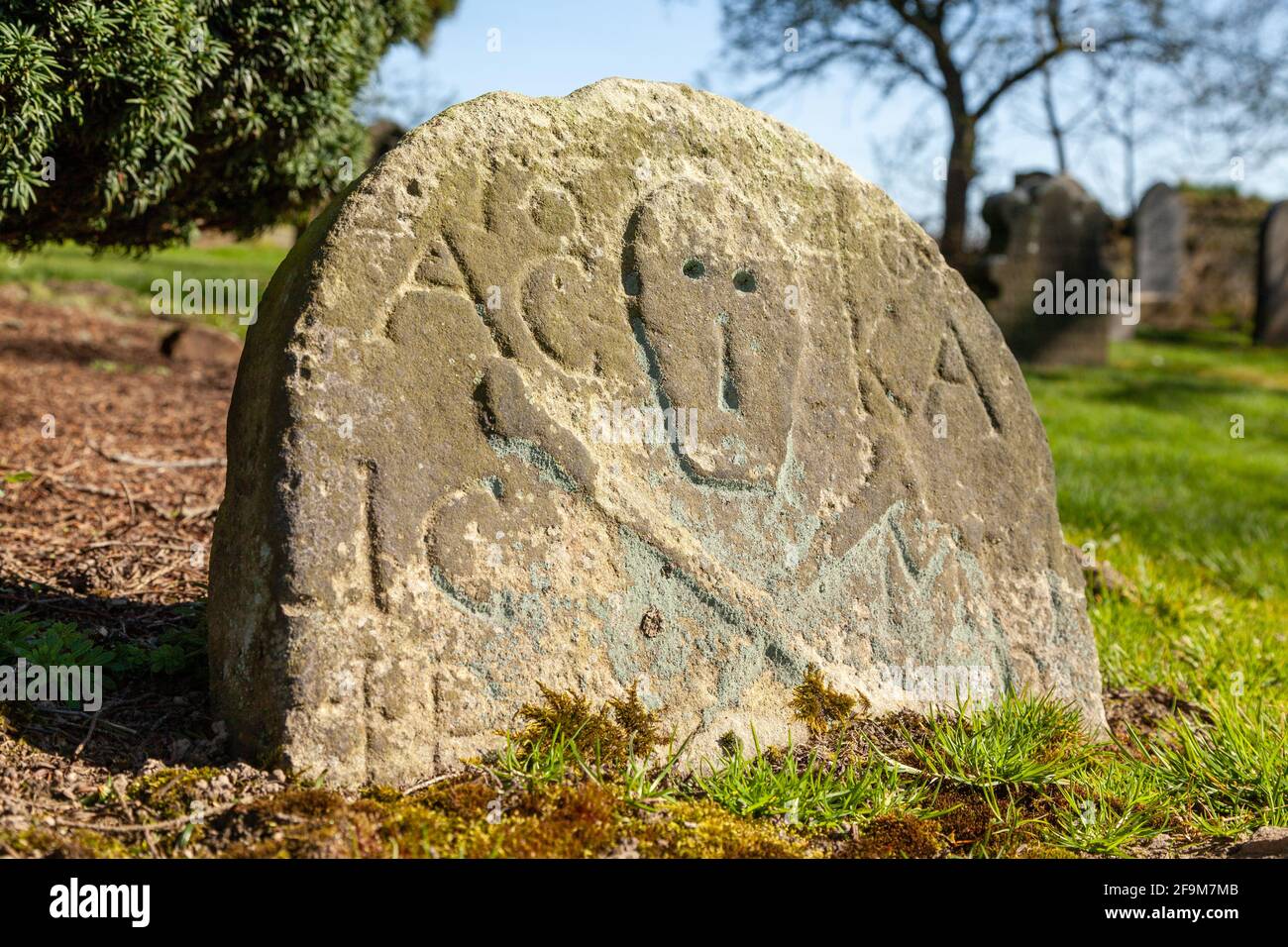 Nahaufnahme eines geschnitzten Grabsteines in Culross West Kirk Die Kirche in Fife wurde in der ersten Staffel von The Outlander vorgestellt Fernsehserien Stockfoto