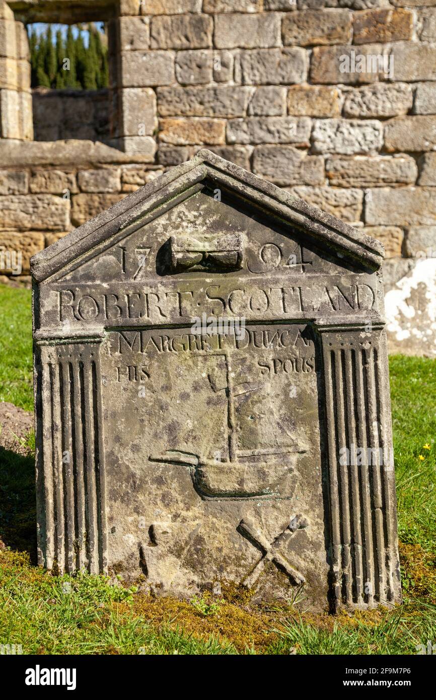 Nahaufnahme eines alten Grabsteines mit einer Schnitzerei eines Schiff in Culross West Kirk Church in Fife vorgestellt in Staffel 1 der Outlander TV-Serie Stockfoto