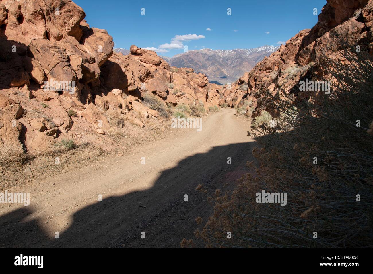 Chidago Canyon ist ein natürlicher vulkanischer Canyon in Mono County, CA, USA, der breit genug ist, um mit einem Fahrzeug gleichzeitig durchzufahren. Stockfoto