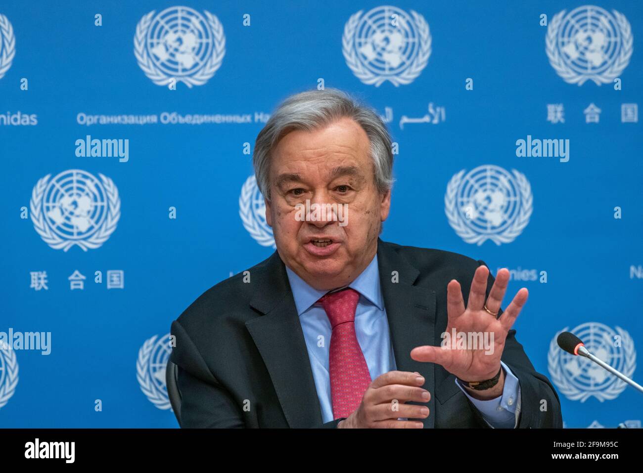 New York, USA. April 2021. Der Generalsekretär der Vereinten Nationen, António Guterres, zeigt mit Gesten den Bericht zum Stand des globalen Klimas 2020 im UN-Hauptquartier in New York City. Guterres warnte vor ‘dem „Abgrund“ des Klimas, da 2020 als eines der 3 heißesten Jahre seit der Aufzeichnung bestätigt wurde, und er forderte konkrete Verpflichtungen, echte Maßnahmen zur Bekämpfung des Klimawandels. Kredit: Enrique Shore/Alamy Live Nachrichten Stockfoto