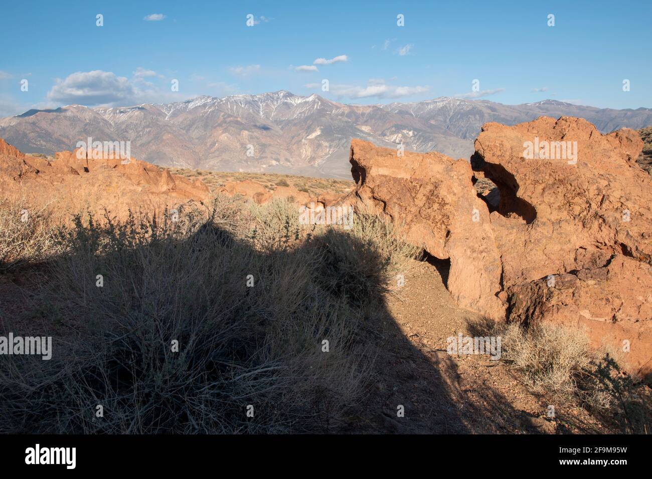 Chidago Canyon ist ein natürlicher vulkanischer Canyon in Mono County, CA, USA, der breit genug ist, um mit einem Fahrzeug gleichzeitig durchzufahren. Stockfoto