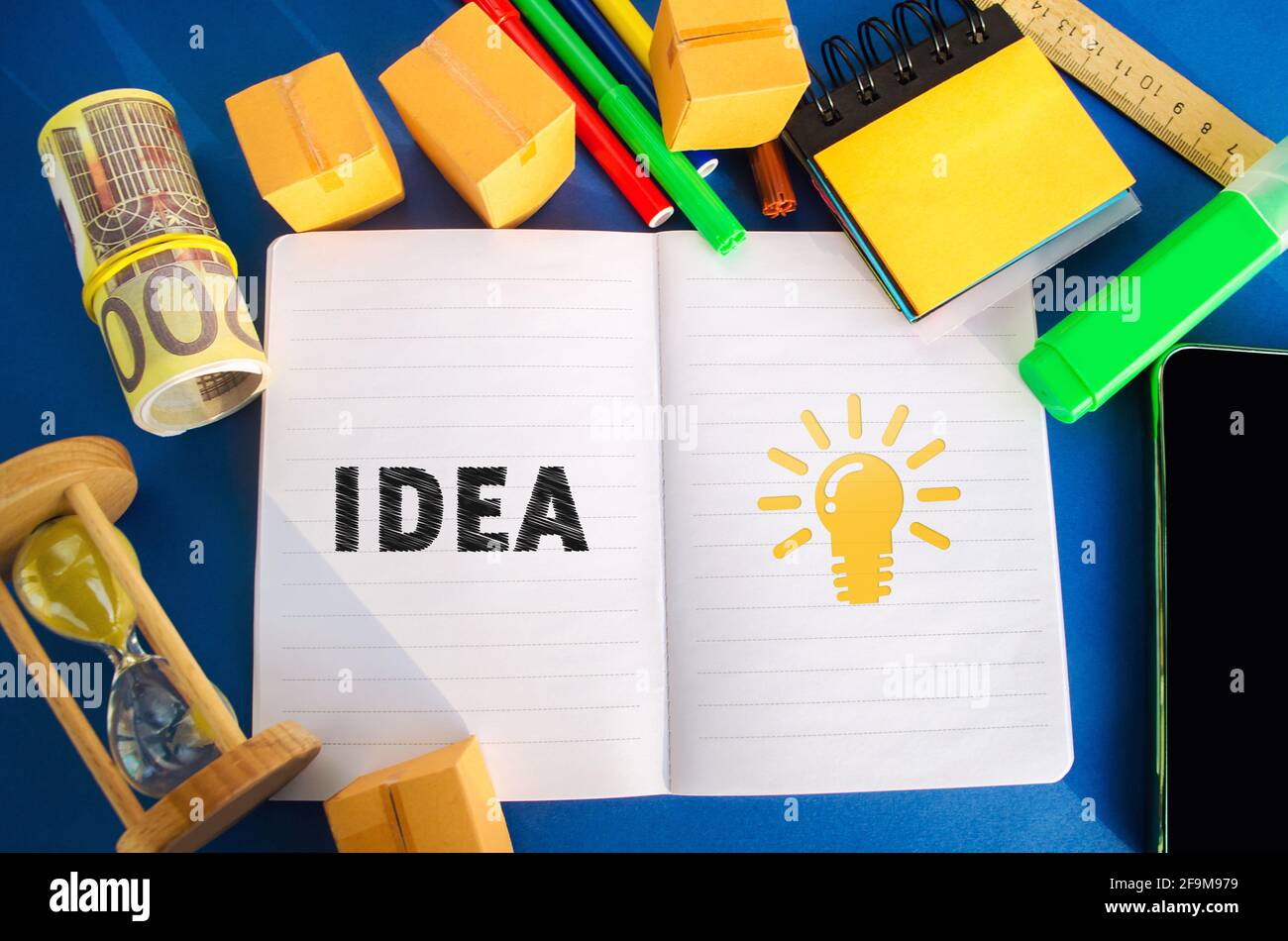 Notizbuch mit Wortidee und Glühbirne-Ideensymbol. Konzept neuer Ideen und Entdeckungen im Bereich Innovation. Vision, Planung. Strategie und Management. Unternehmen Stockfoto