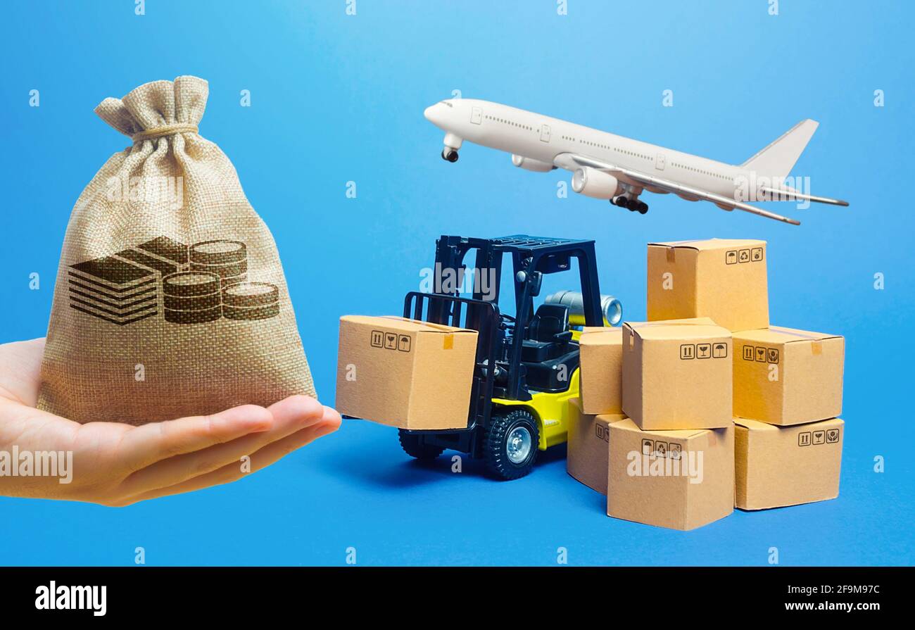 Geldbeutel, Gabelstapler mit Kartons und Frachtflugzeug. Transportlogistik Infrastruktur, Import Export Waren, Lieferung von Produkten. Pro Stockfoto