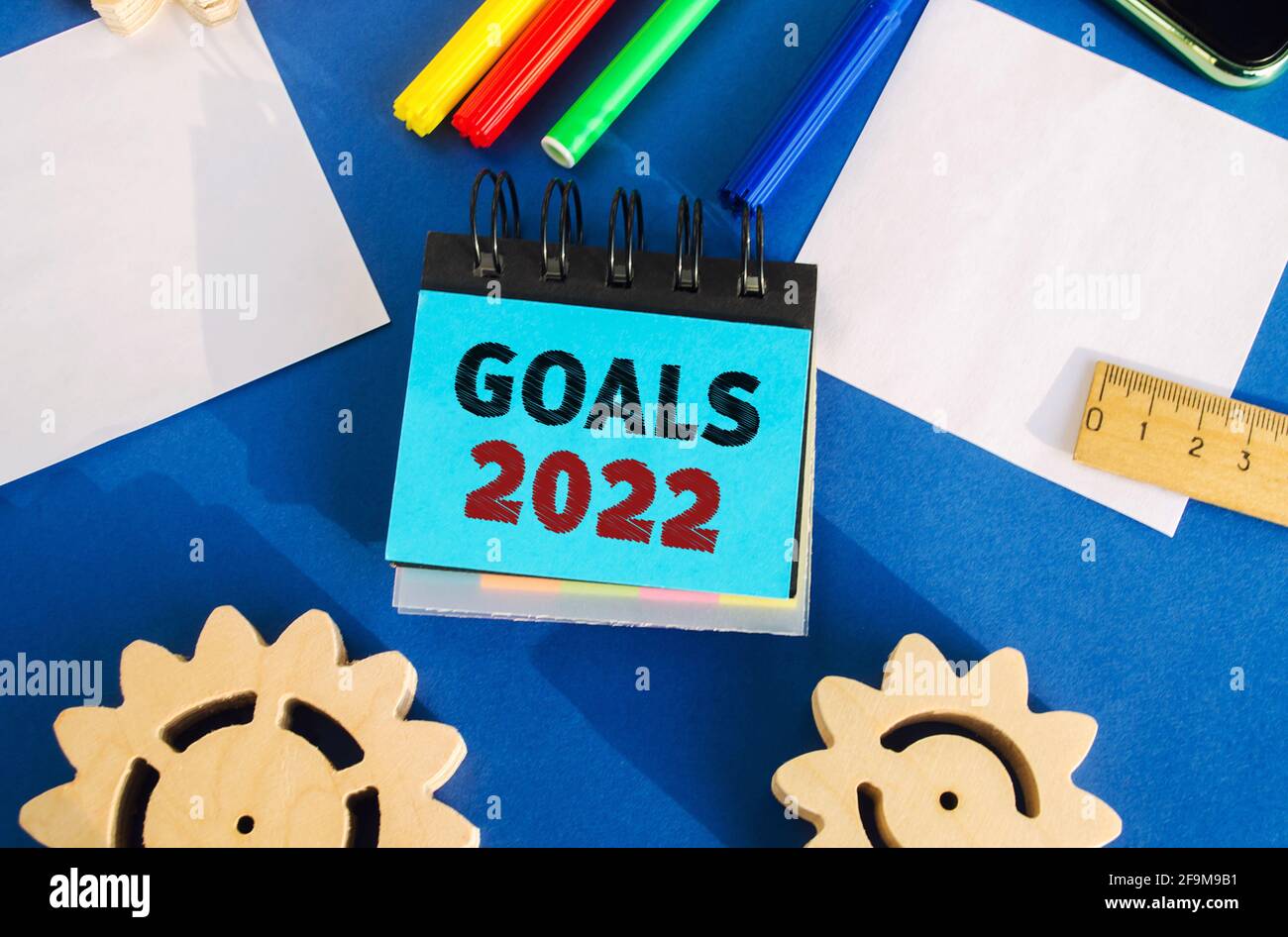 Notizen mit Beschriftung Ziele 2022. Planung, Pläne und Aufgaben. Neue Geschäftsideen. Ziel setzen, Ziel. Motivation, Inspirationskonzept. Zahnräder, Lineal, Stockfoto