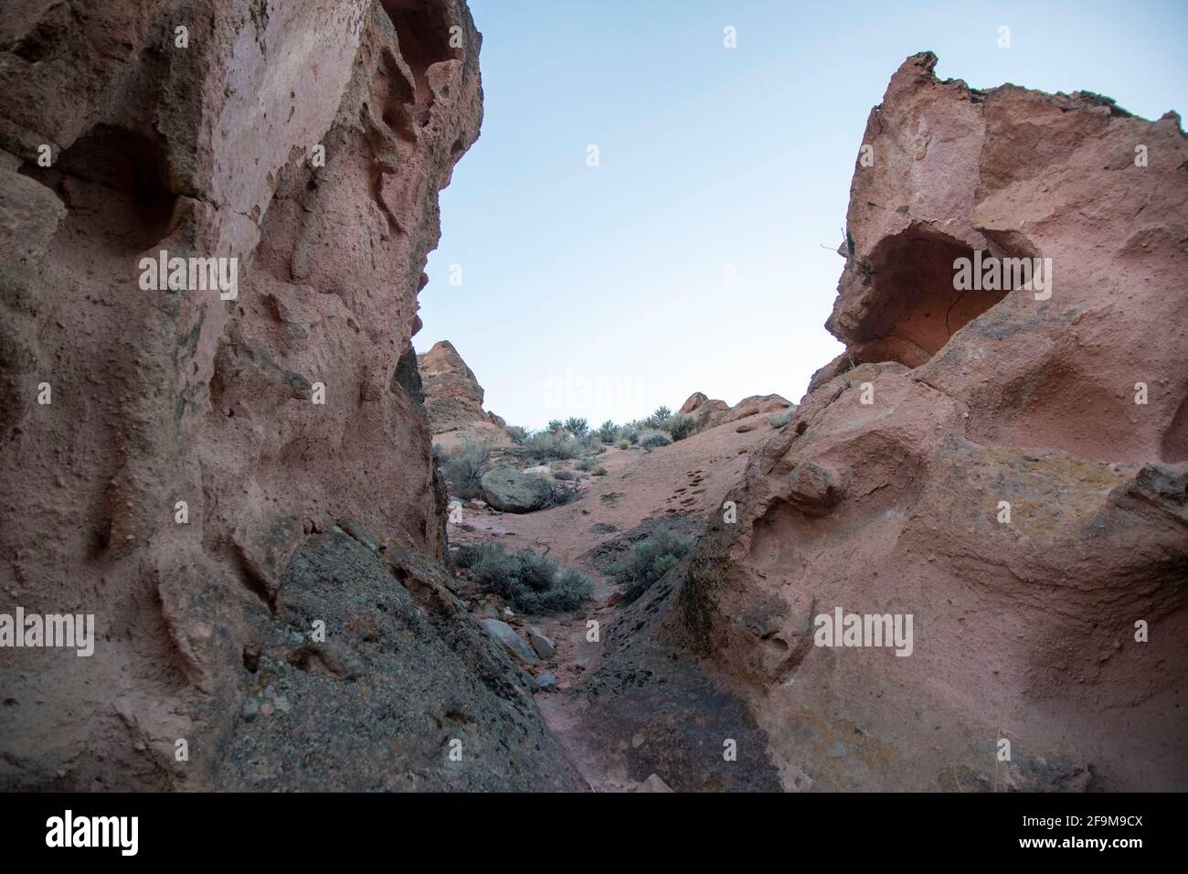 Chidago Canyon ist ein natürlicher vulkanischer Canyon in Mono County, CA, USA, der breit genug ist, um mit einem Fahrzeug gleichzeitig durchzufahren. Stockfoto