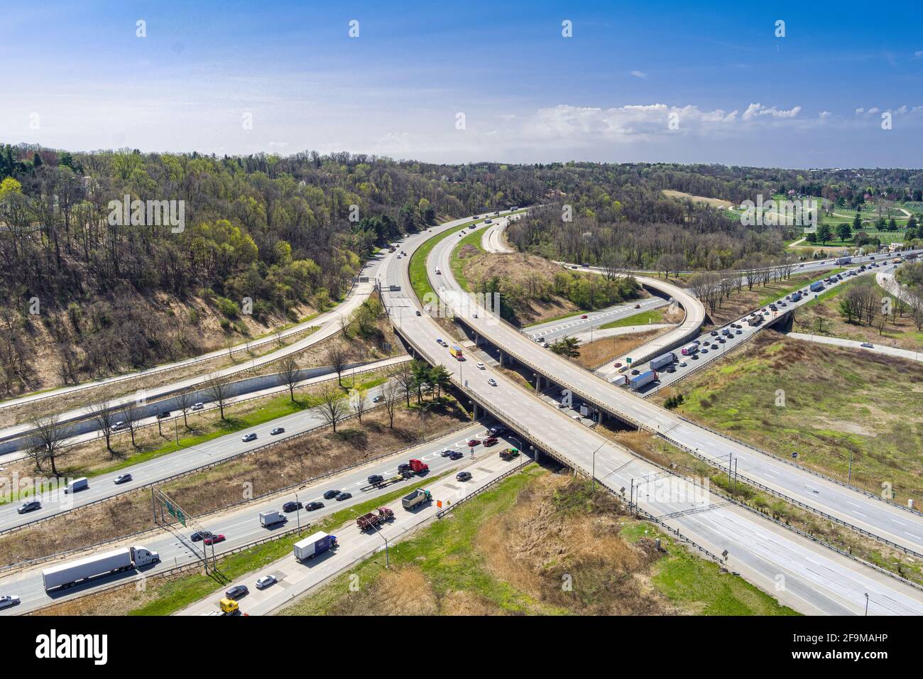 Verkehr an der Autobahnkreuzung der Interstate Stockfoto