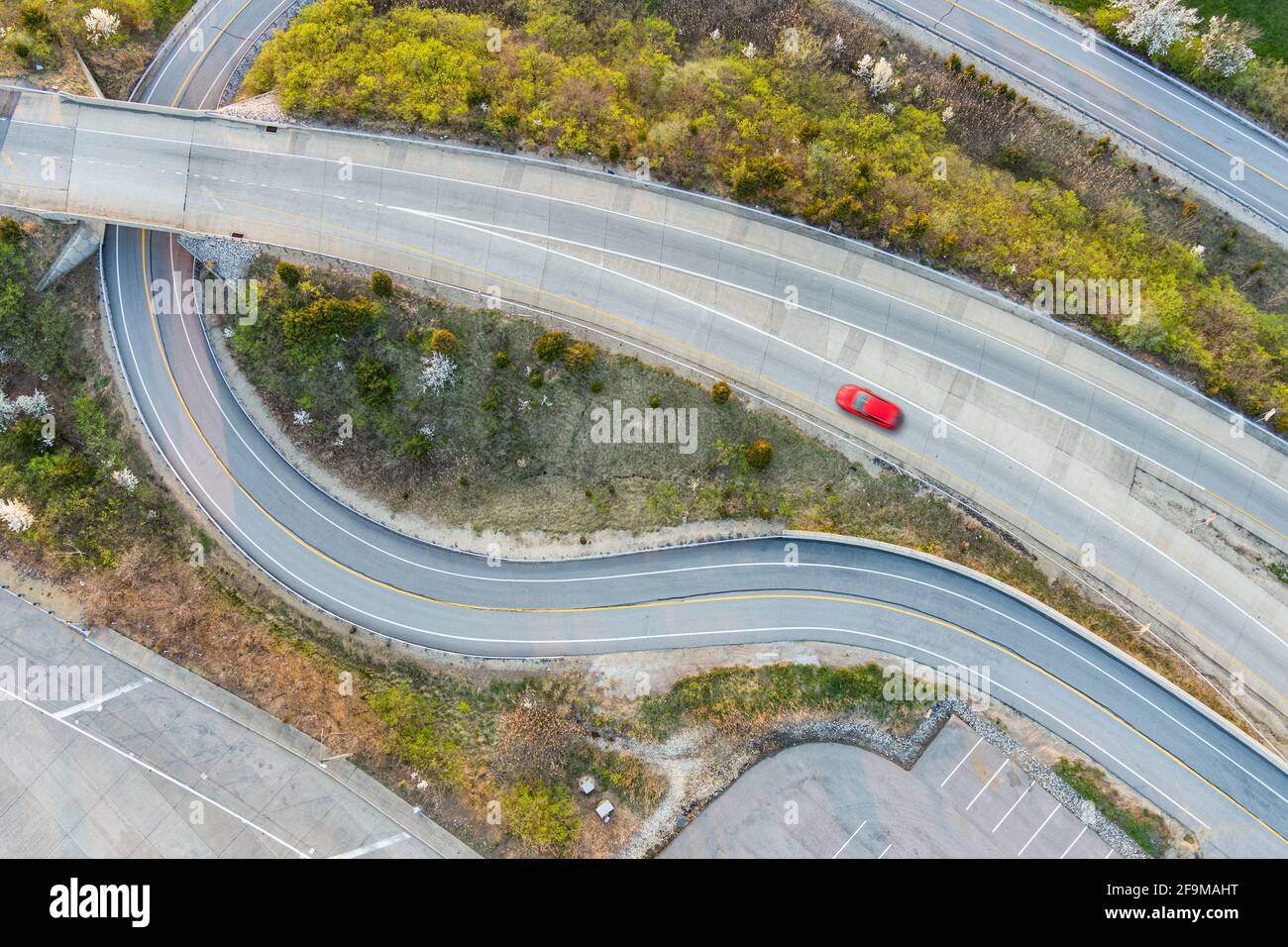 Einsames Auto auf gebogener Autobahnauffahrt, USA Stockfoto