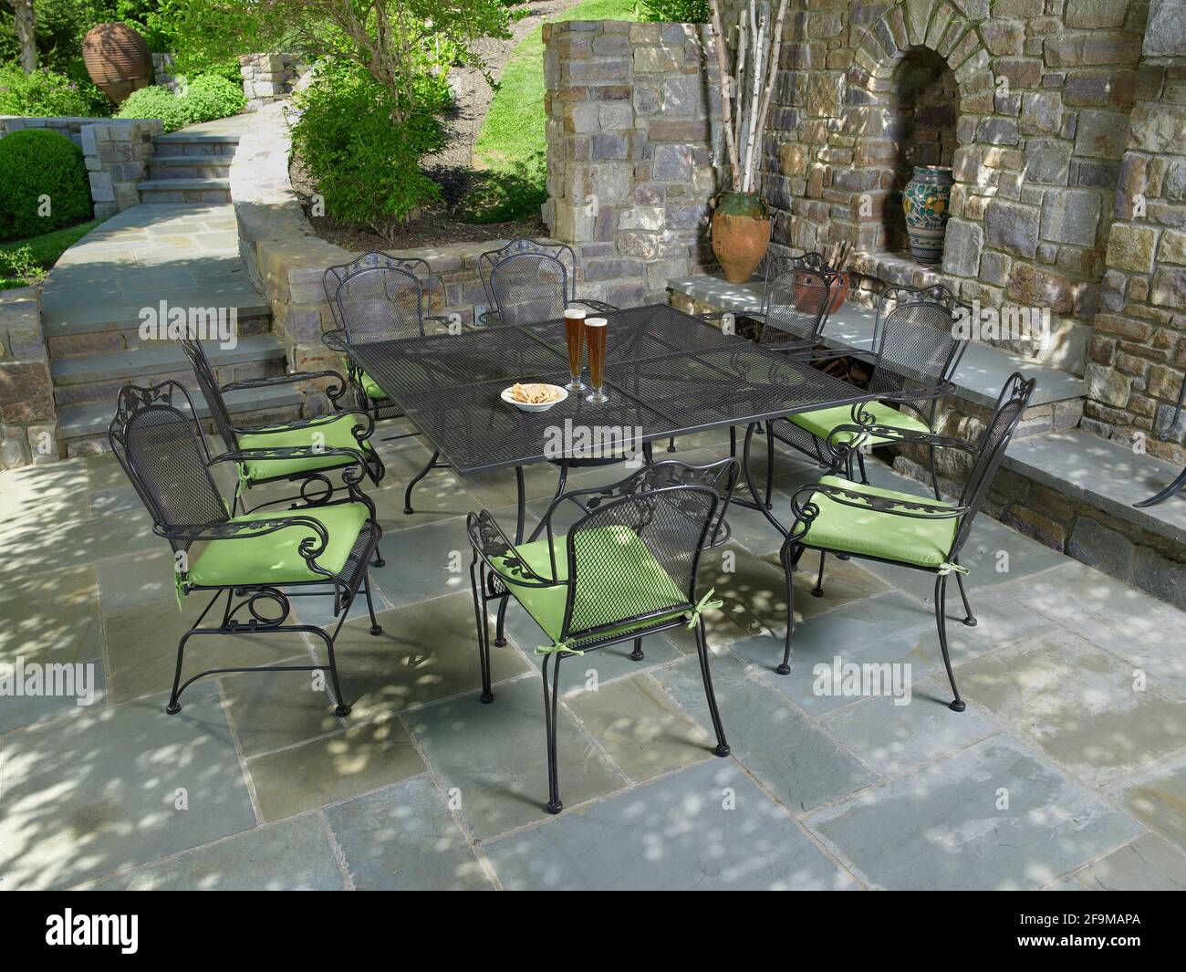 Gartenmöbel auf der Steinterrasse, Pennsylvania, USA Stockfotografie - Alamy